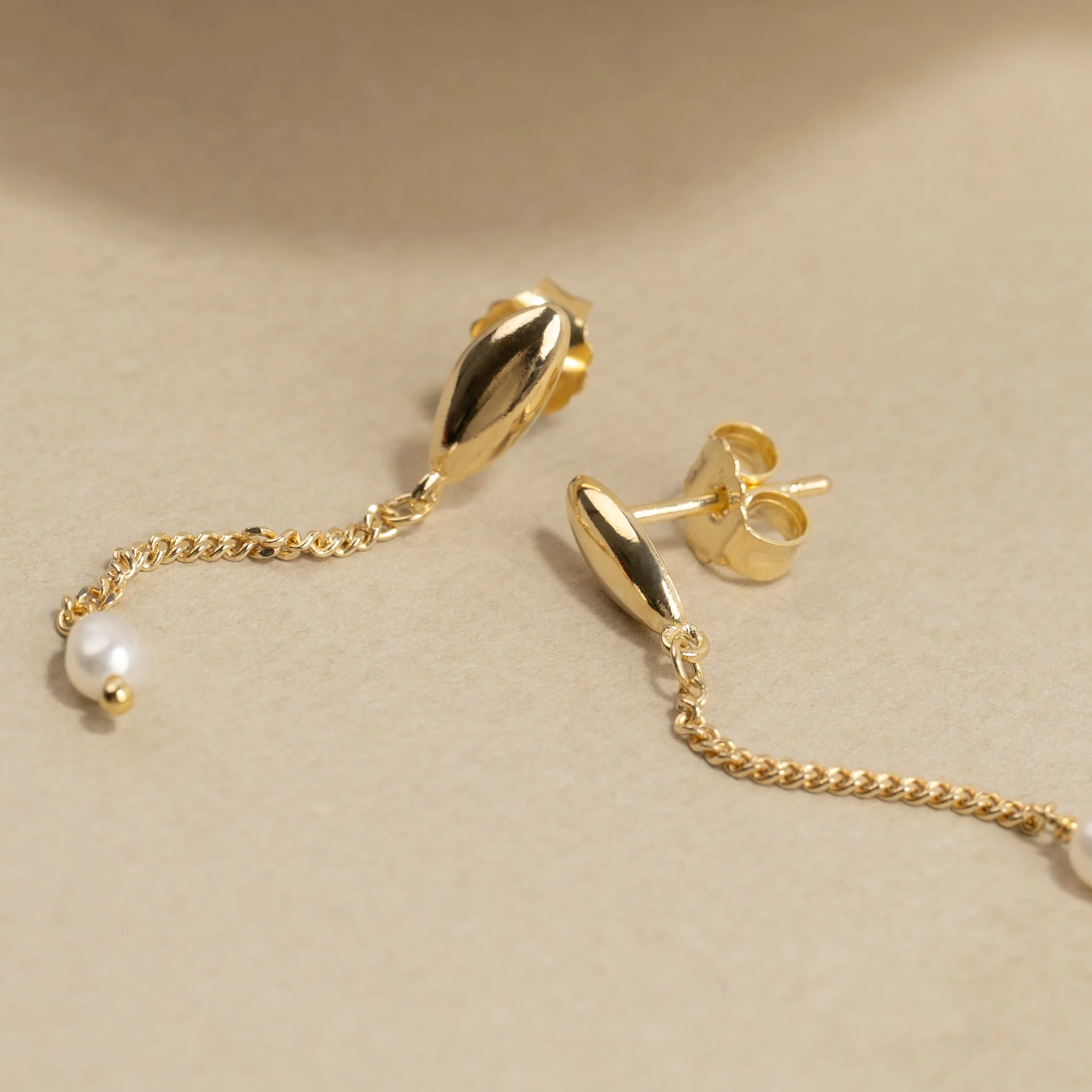 ALBA PEARL GOLDEN DROP EARRING - Image 3