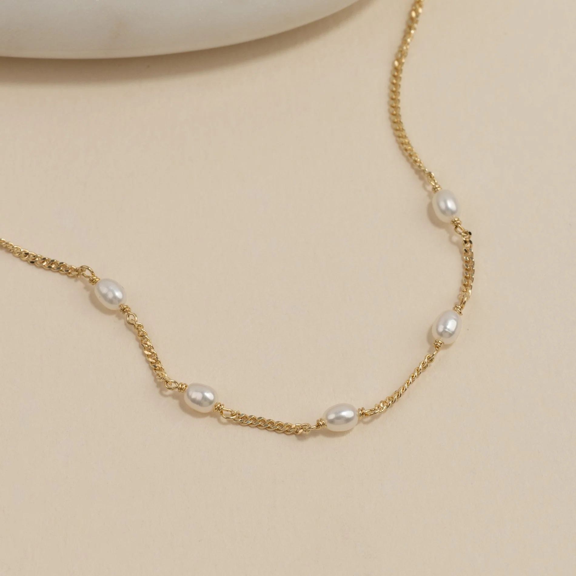 ALBA PEARL GOLDEN NECKLACE