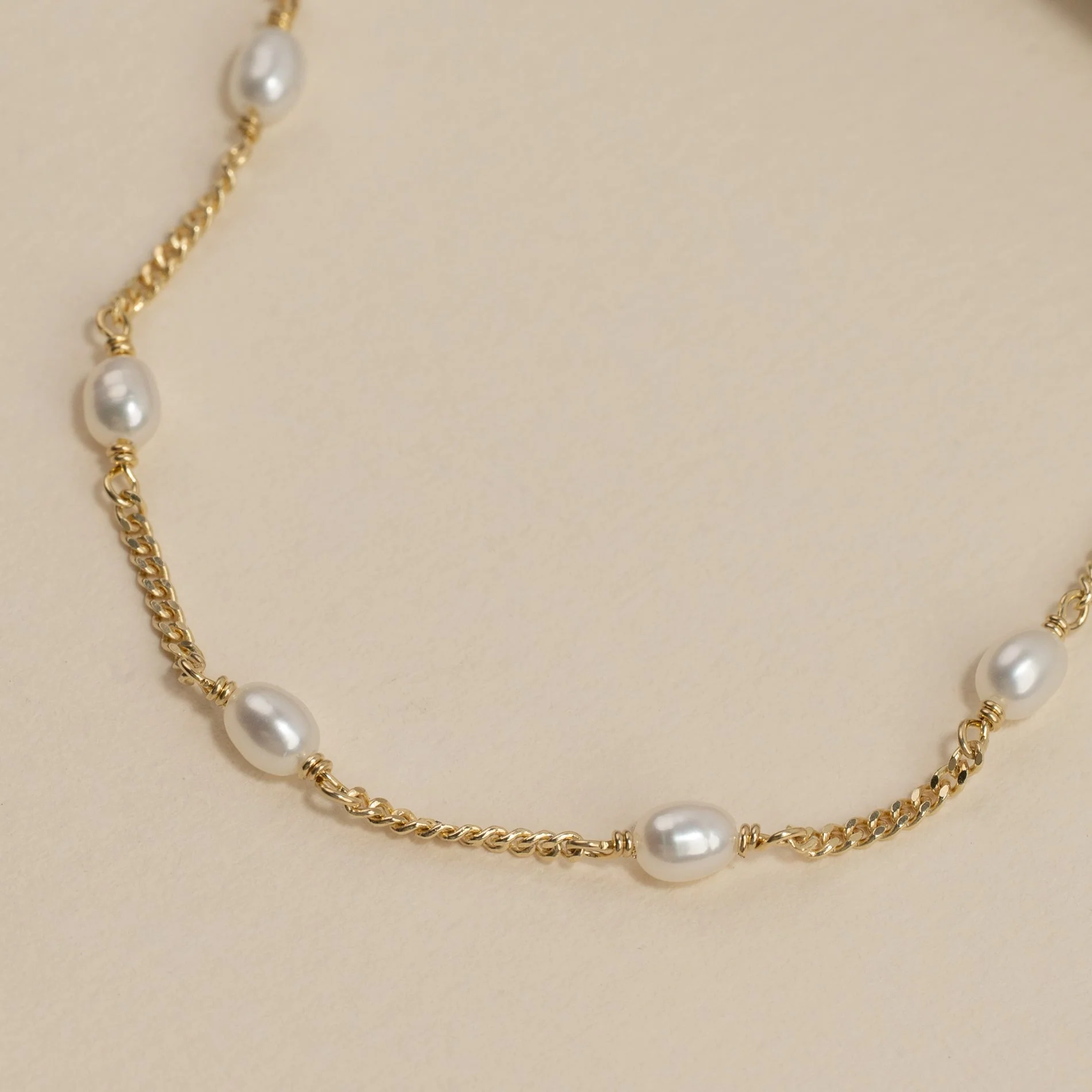 ALBA PEARL GOLDEN NECKLACE - Image 2
