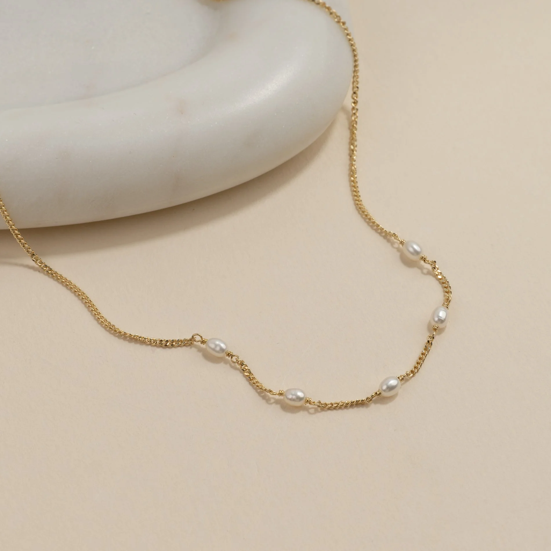 ALBA PEARL GOLDEN NECKLACE - Image 4