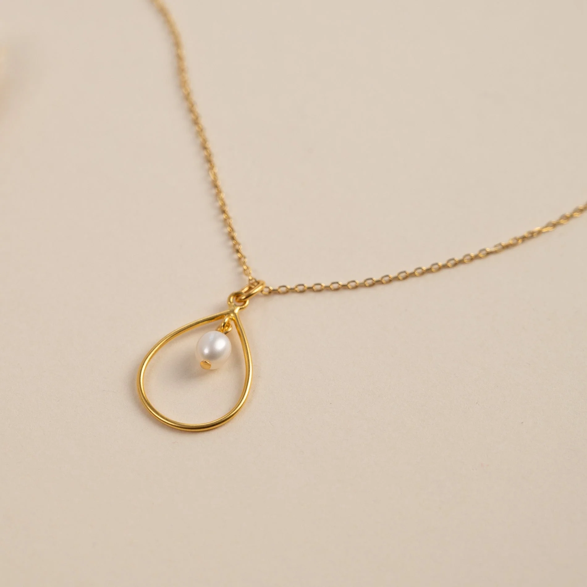 ALEXANDRA PEARL GOLDEN PENDANT