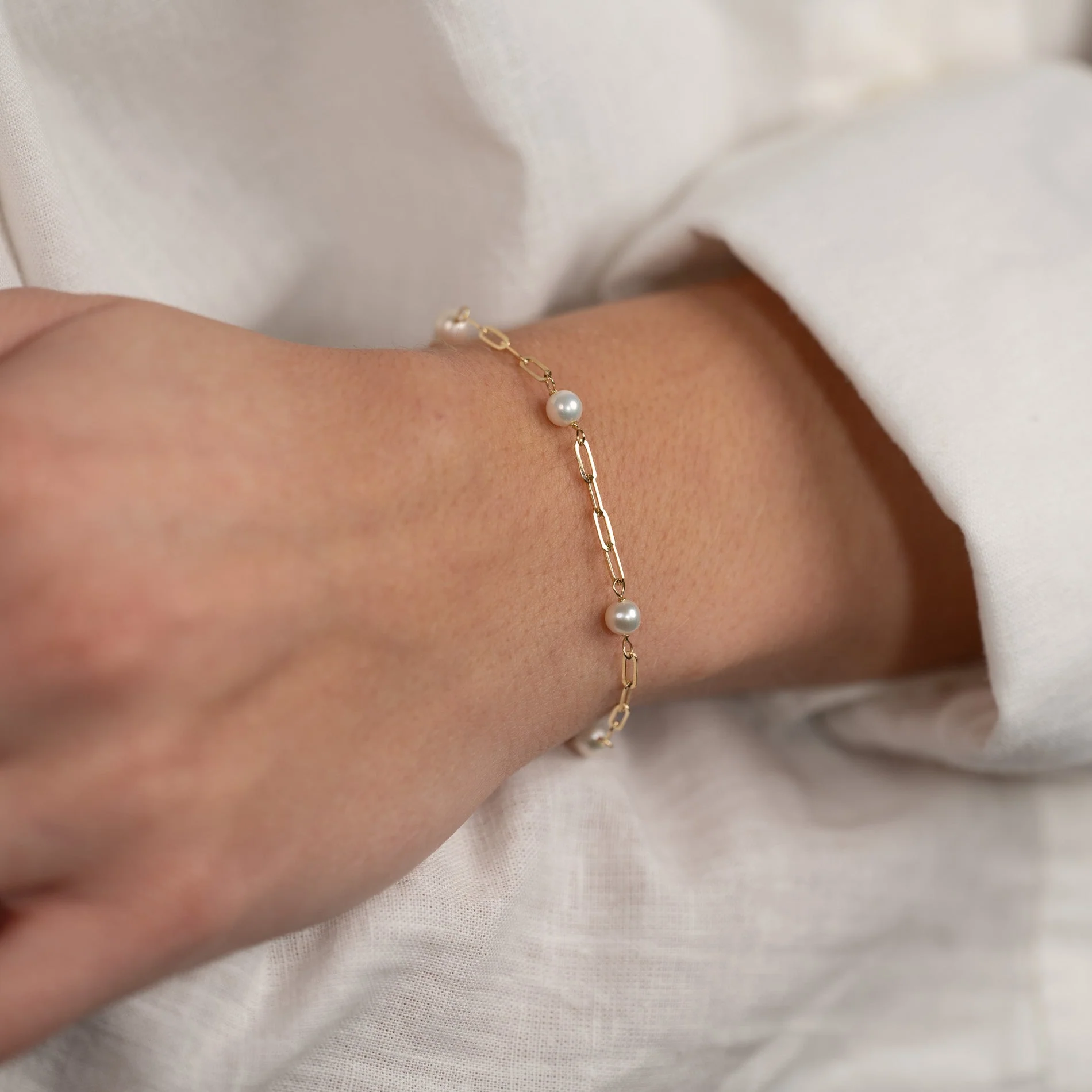 ALMA PEARL MEDIUM SOLID GOLD BRACELET - Image 2