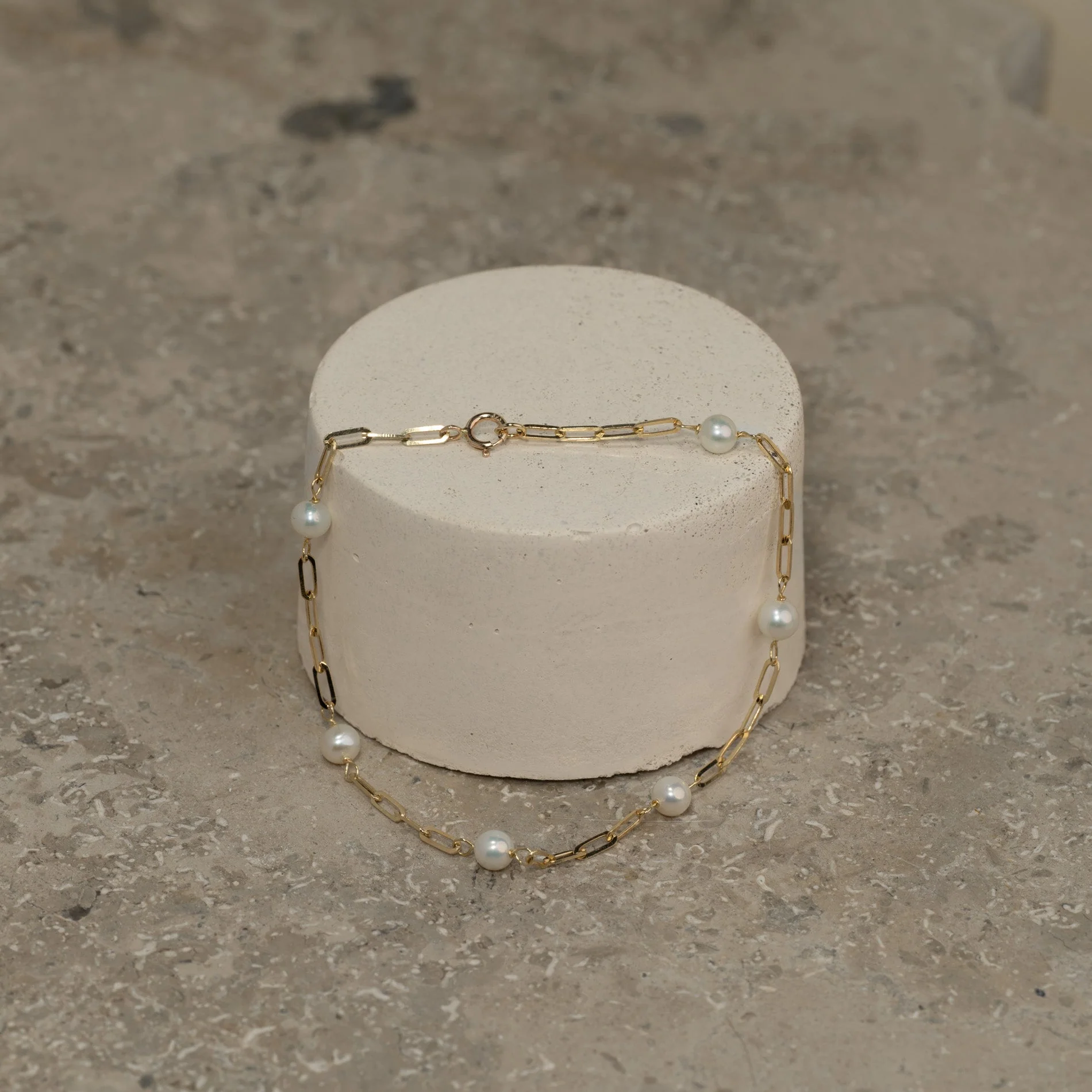 ALMA PEARL MEDIUM SOLID GOLD BRACELET - Image 3