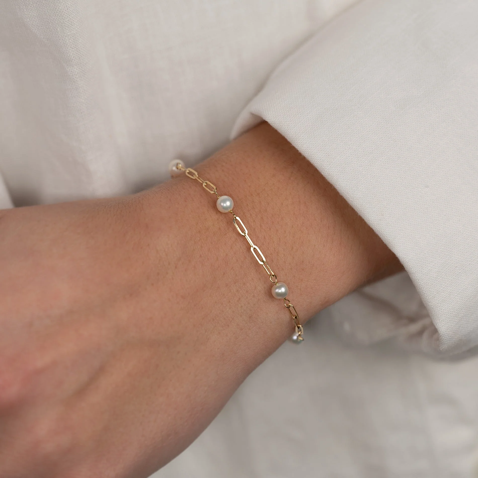 ALMA PEARL MEDIUM SOLID GOLD BRACELET - Image 4