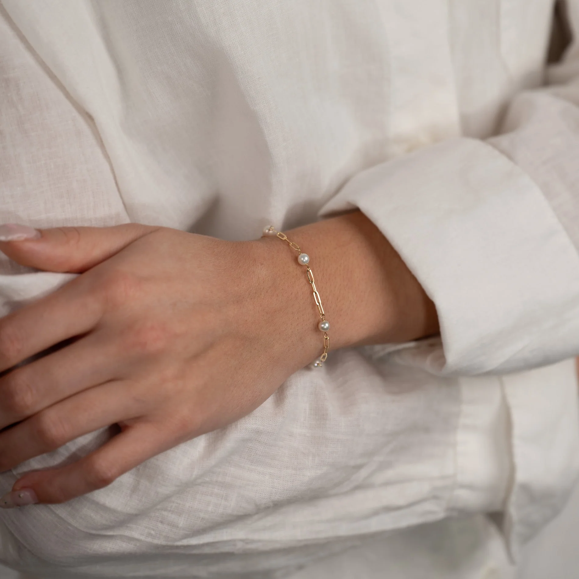ALMA PEARL MEDIUM SOLID GOLD BRACELET - Image 6