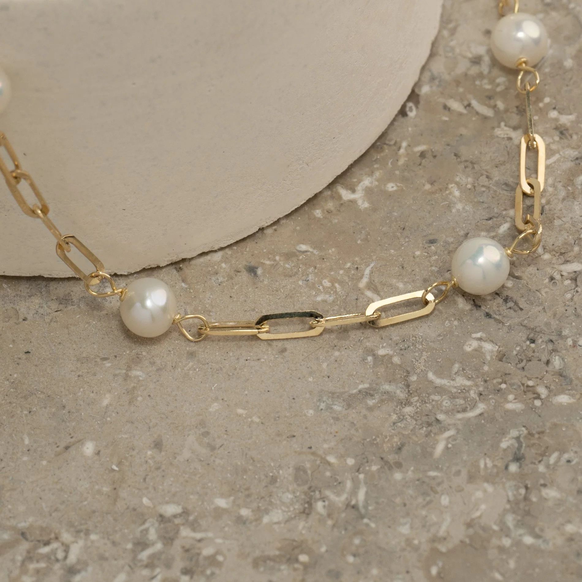 ALMA PEARL MEDIUM SOLID GOLD BRACELET - Image 7