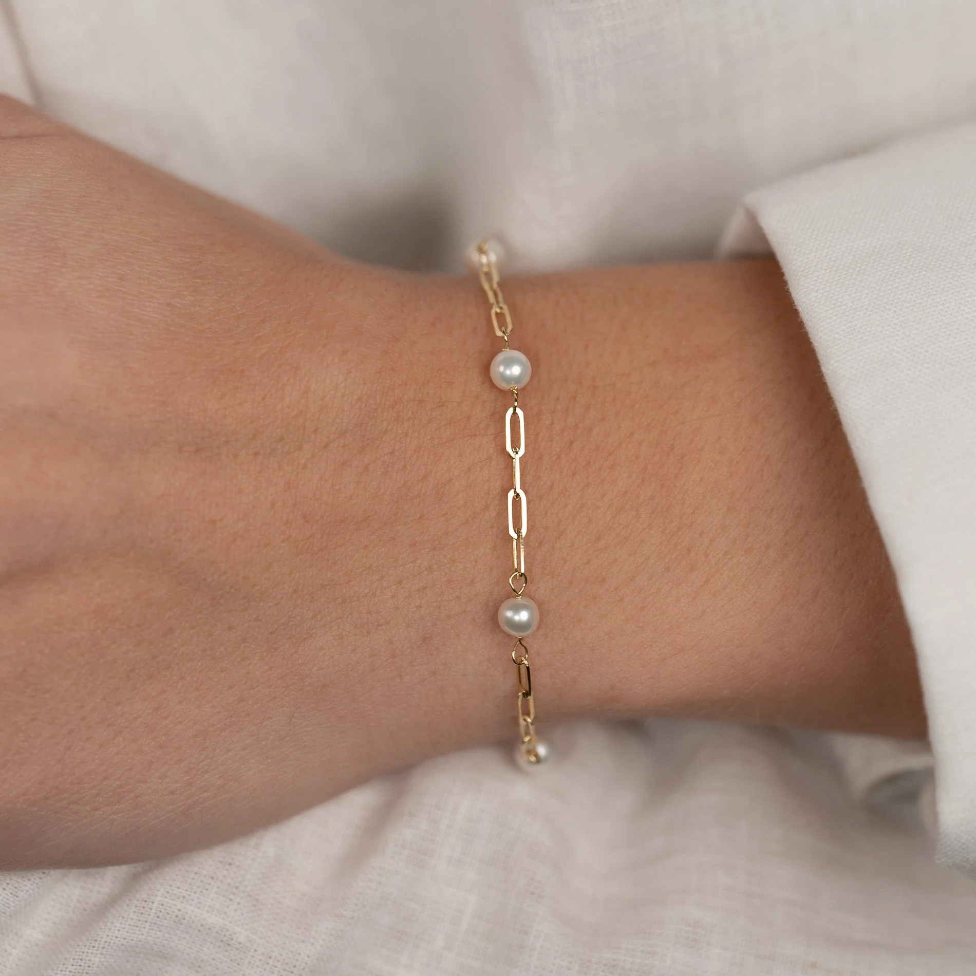 ALMA PEARL MEDIUM SOLID GOLD BRACELET - Image 8