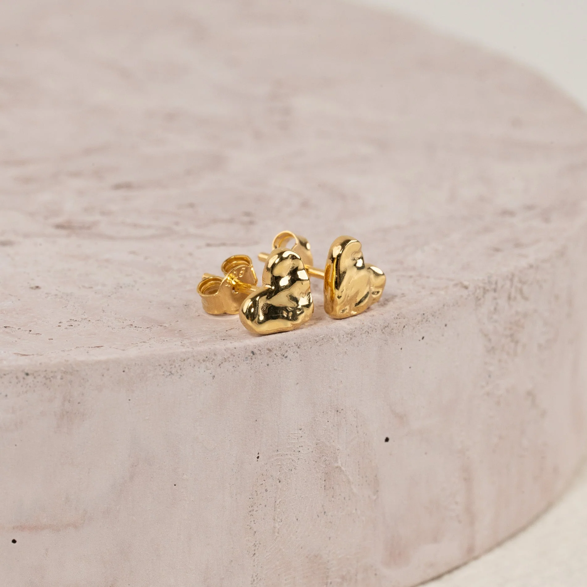 AMABEL GOLDEN STUD EARRING