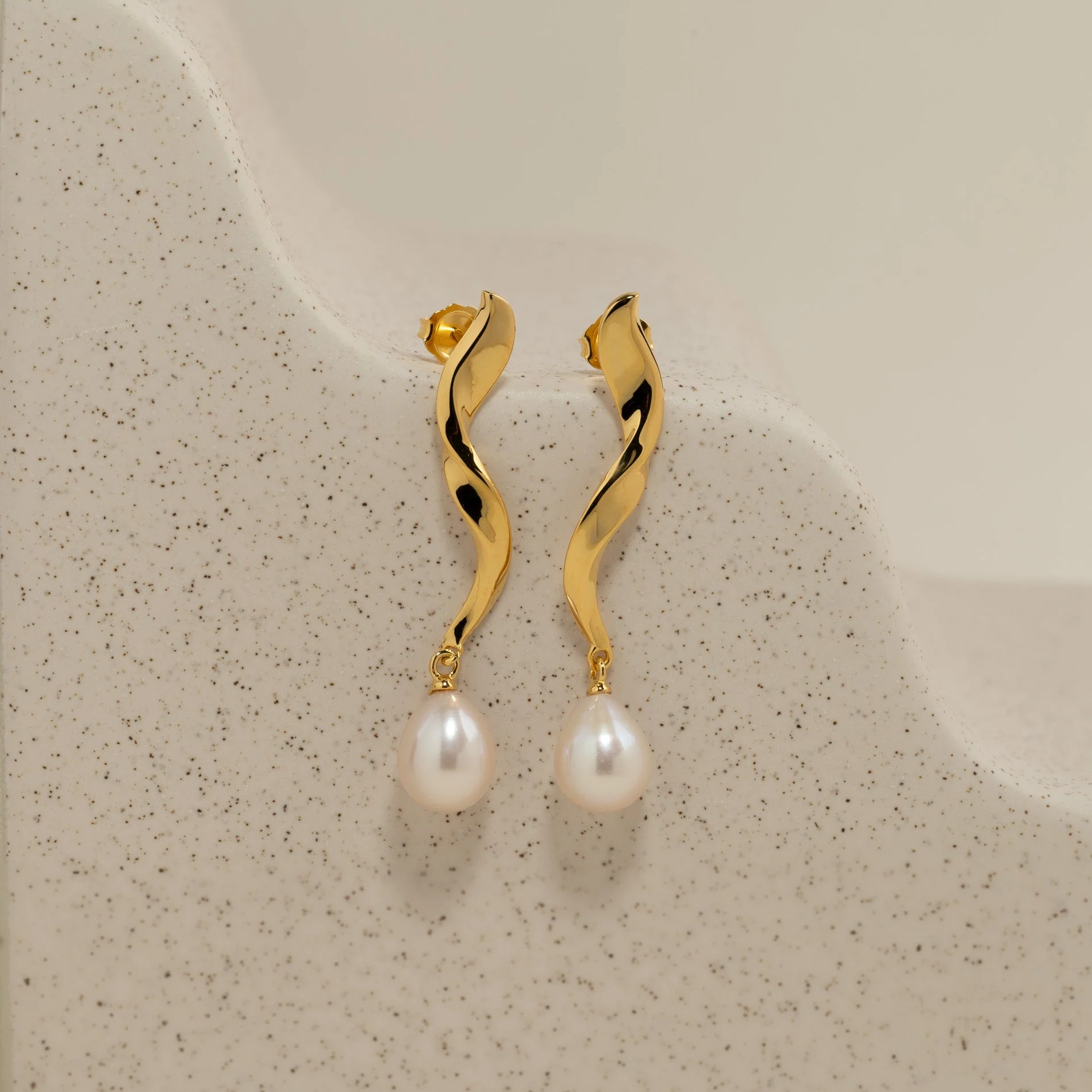 ANJA PEARL GOLDEN EARRING