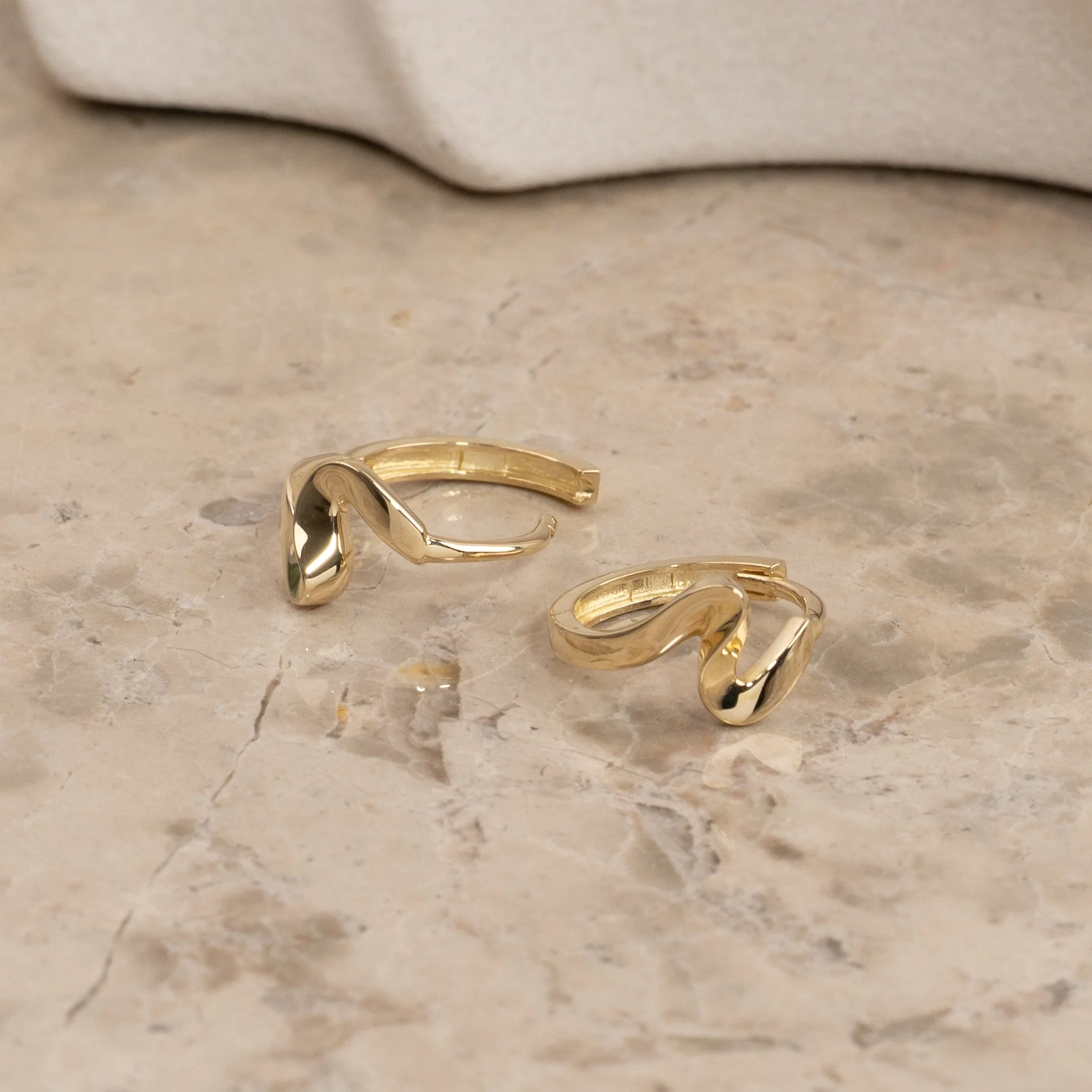 ANNA SOLID GOLD CREOL EARRING - Image 4