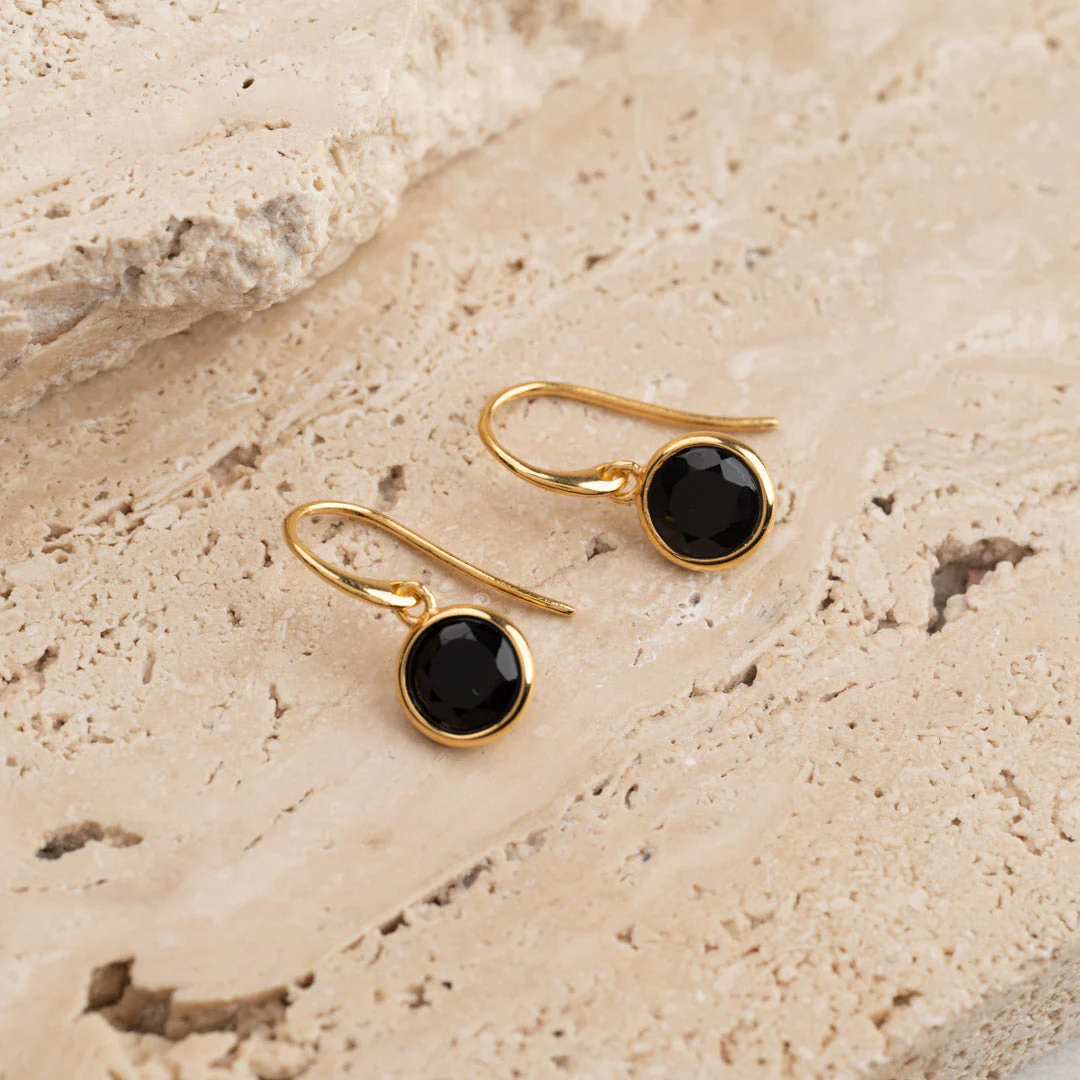 AVA BLACK ONYX GOLDEN HOOK EARRING