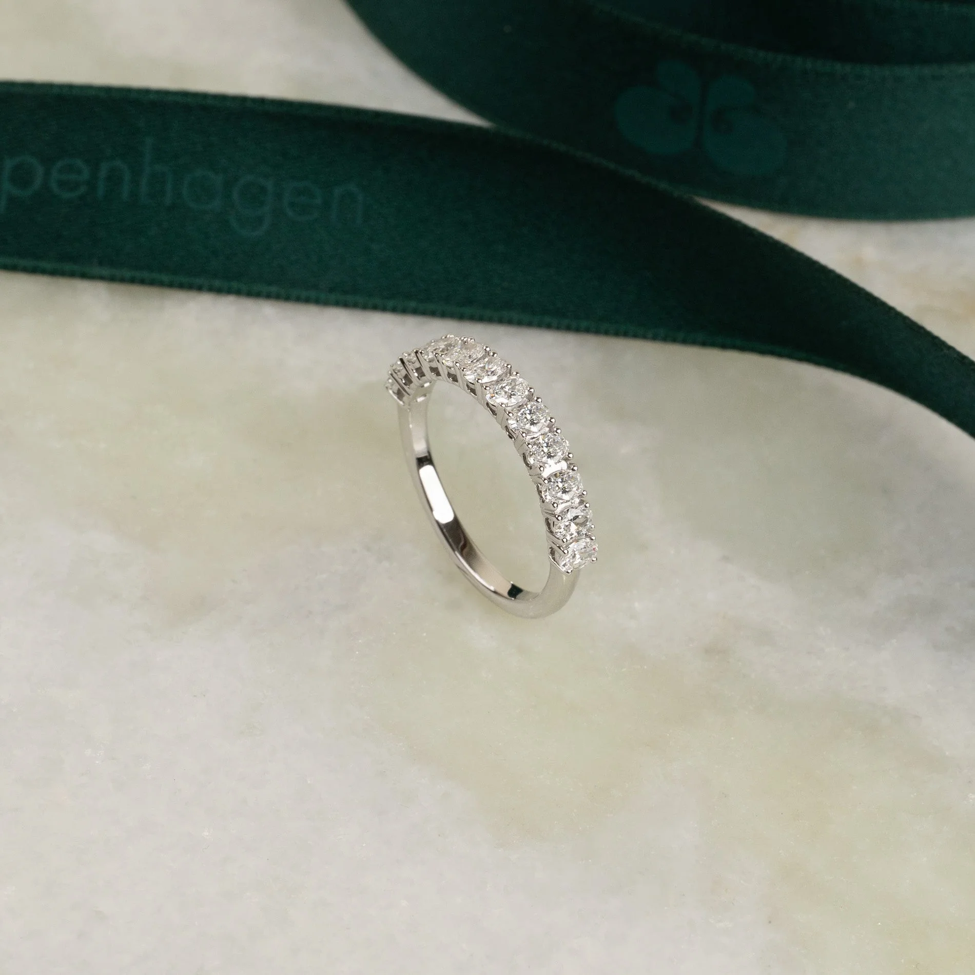 BASKET-SET OVAL-CUT ALLIANCE DIAMOND RING
