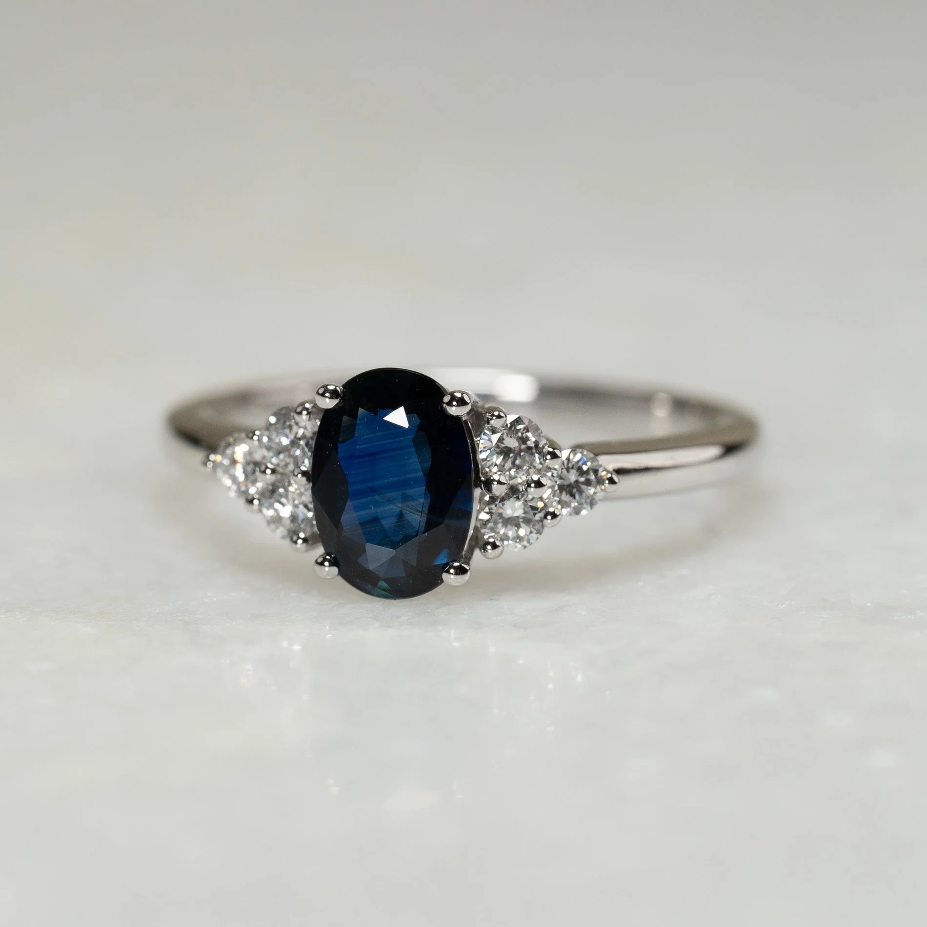 BLUE OVAL 1.0ct SAPPHIRE & 0.35ct DIAMOND RING