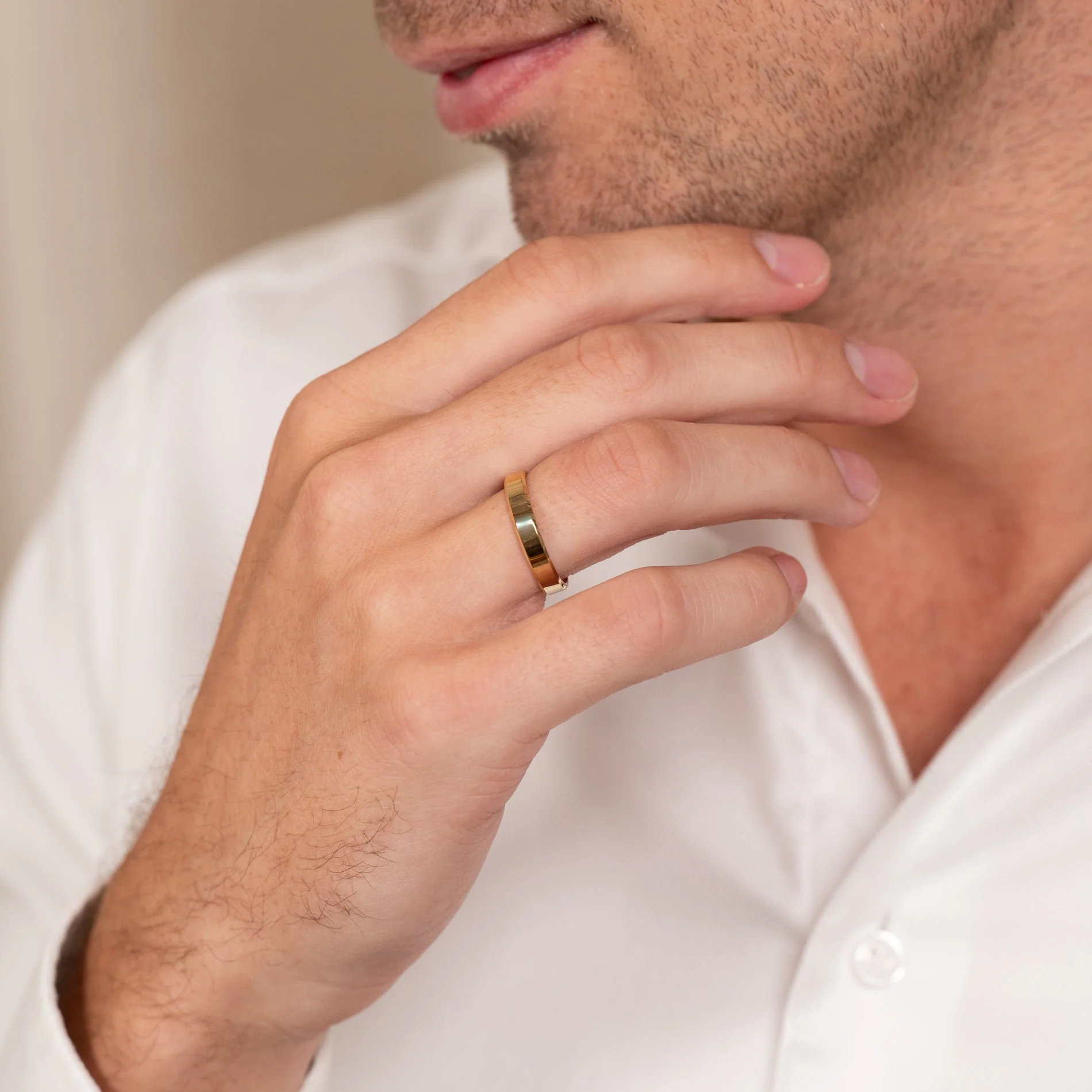 BEVELED FLAT COMFORT WEDDING BAND - 4mm - YG - Image 2