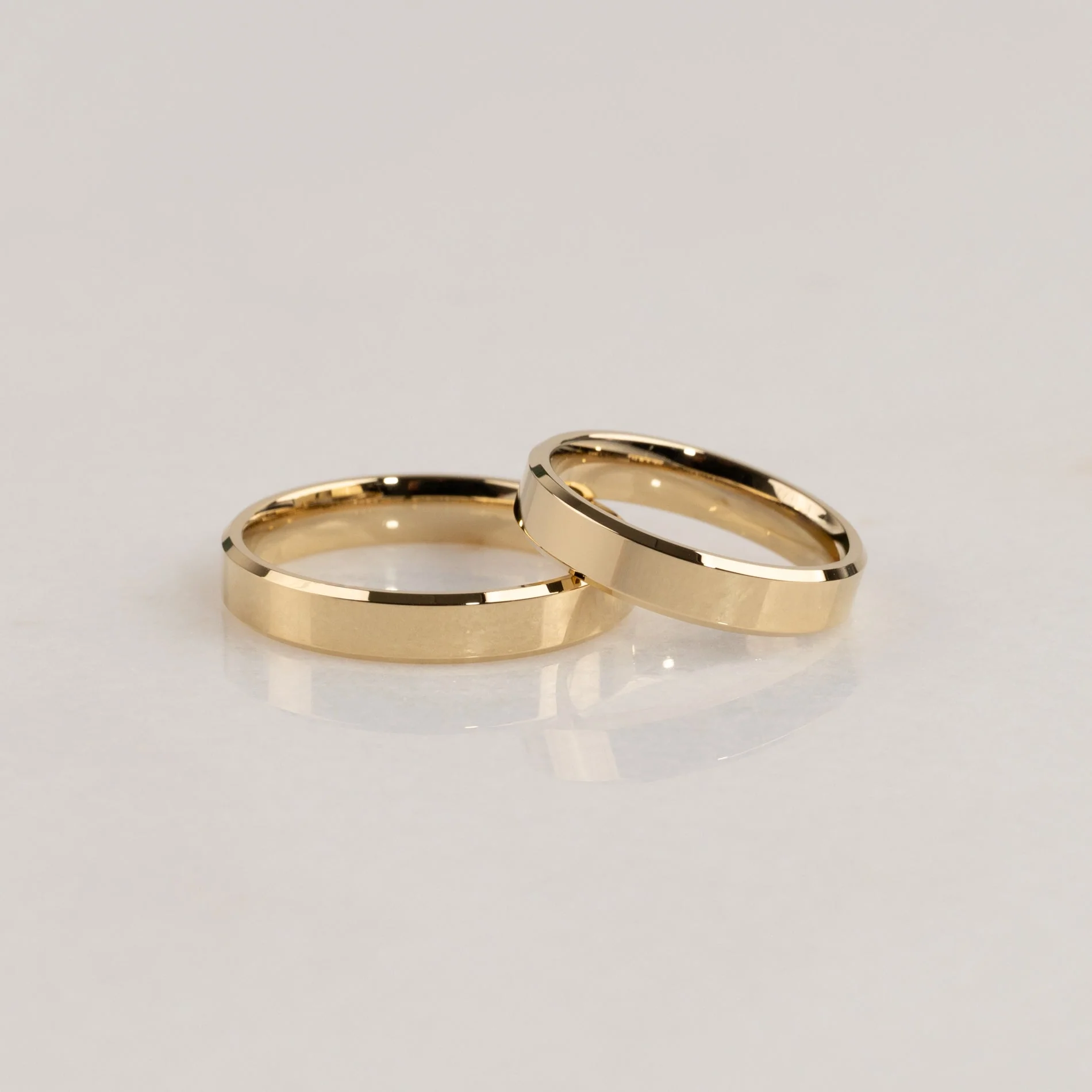 BEVELED FLAT COMFORT WEDDING BAND - 4mm - YG - Image 3