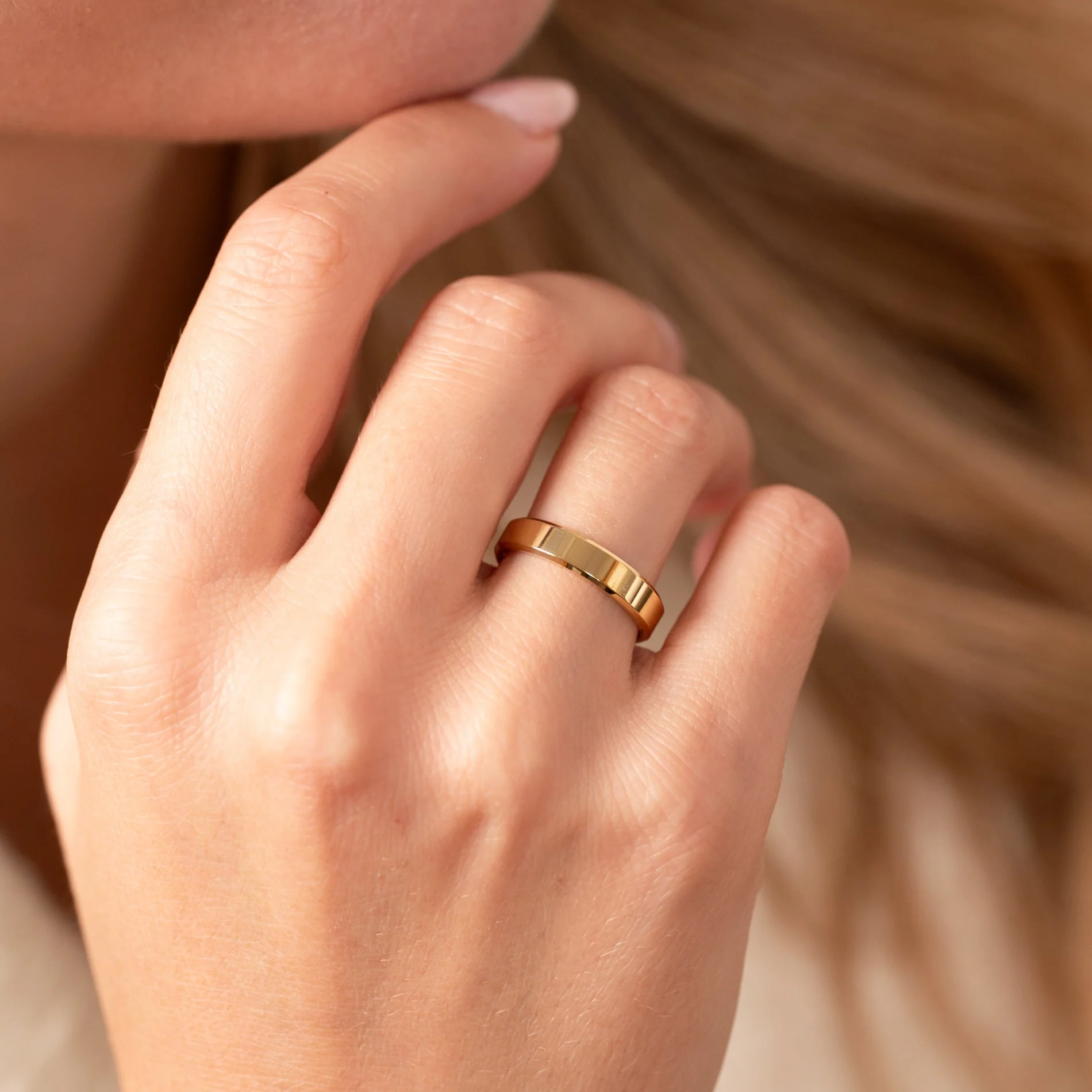 BEVELED FLAT COMFORT WEDDING BAND - 4mm - YG - Image 5