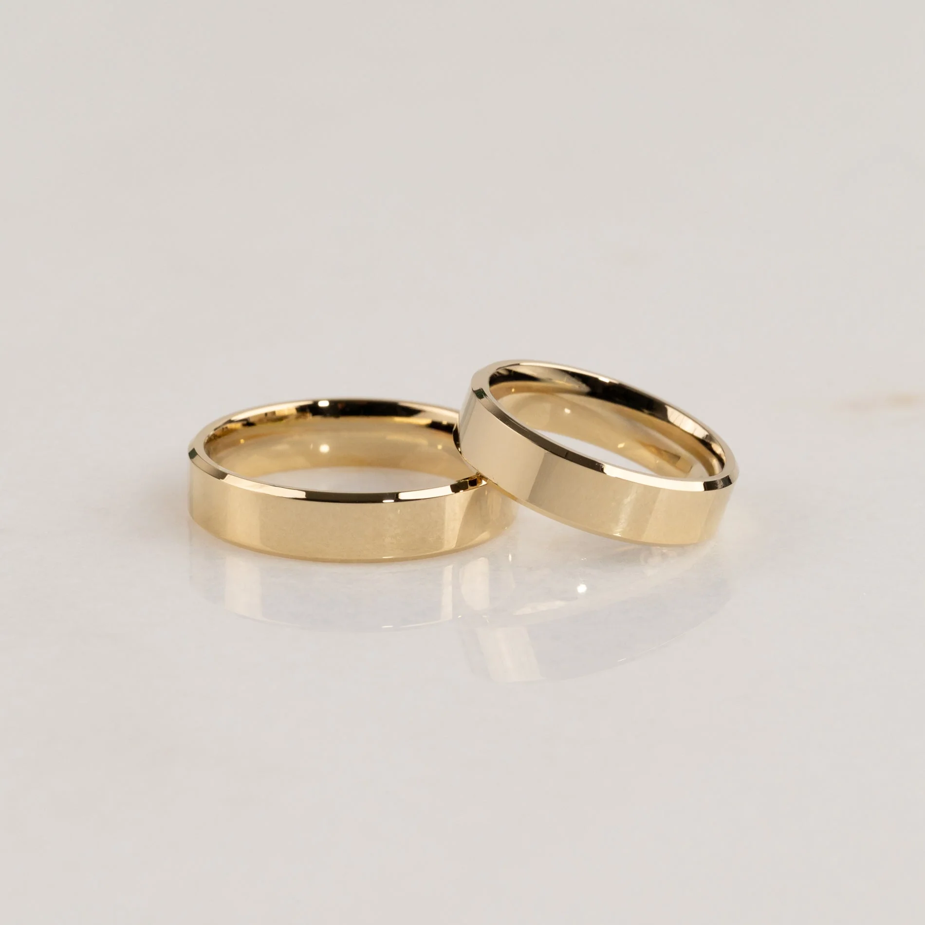 BEVELED FLAT COMFORT WEDDING BAND - 5mm - YG - Image 3