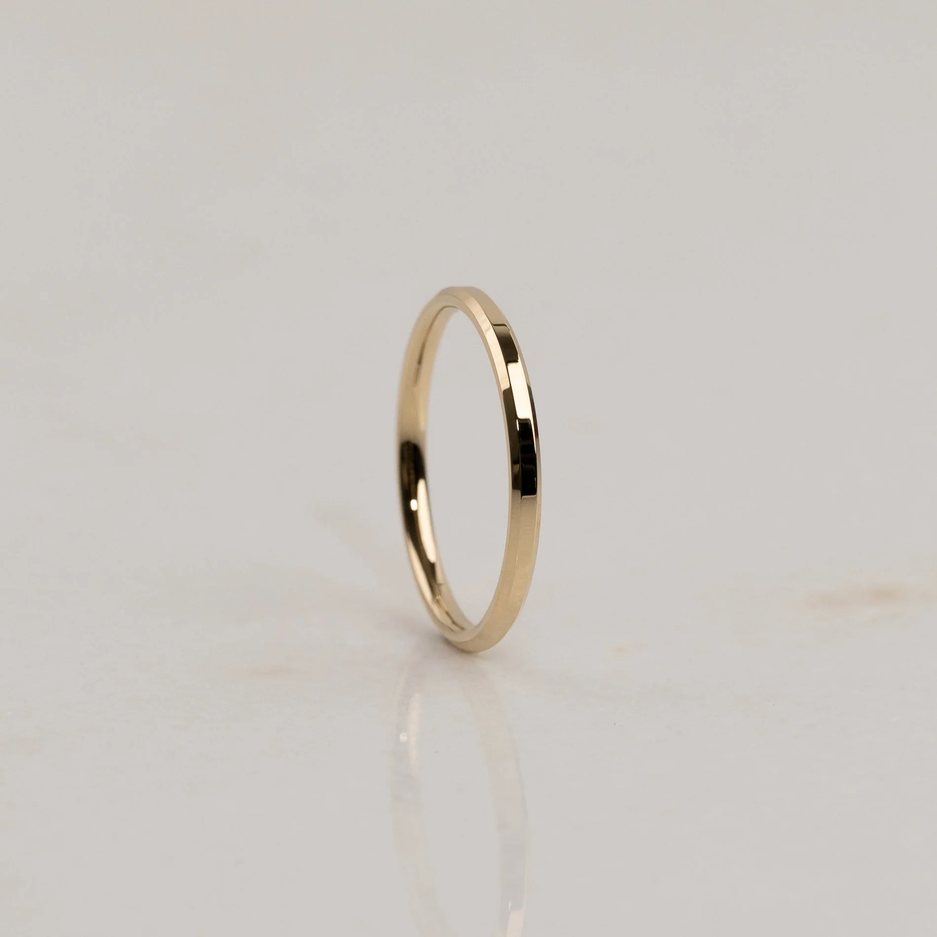 BEVELED FLAT COMFORT WEDDING BAND - YG - Image 3