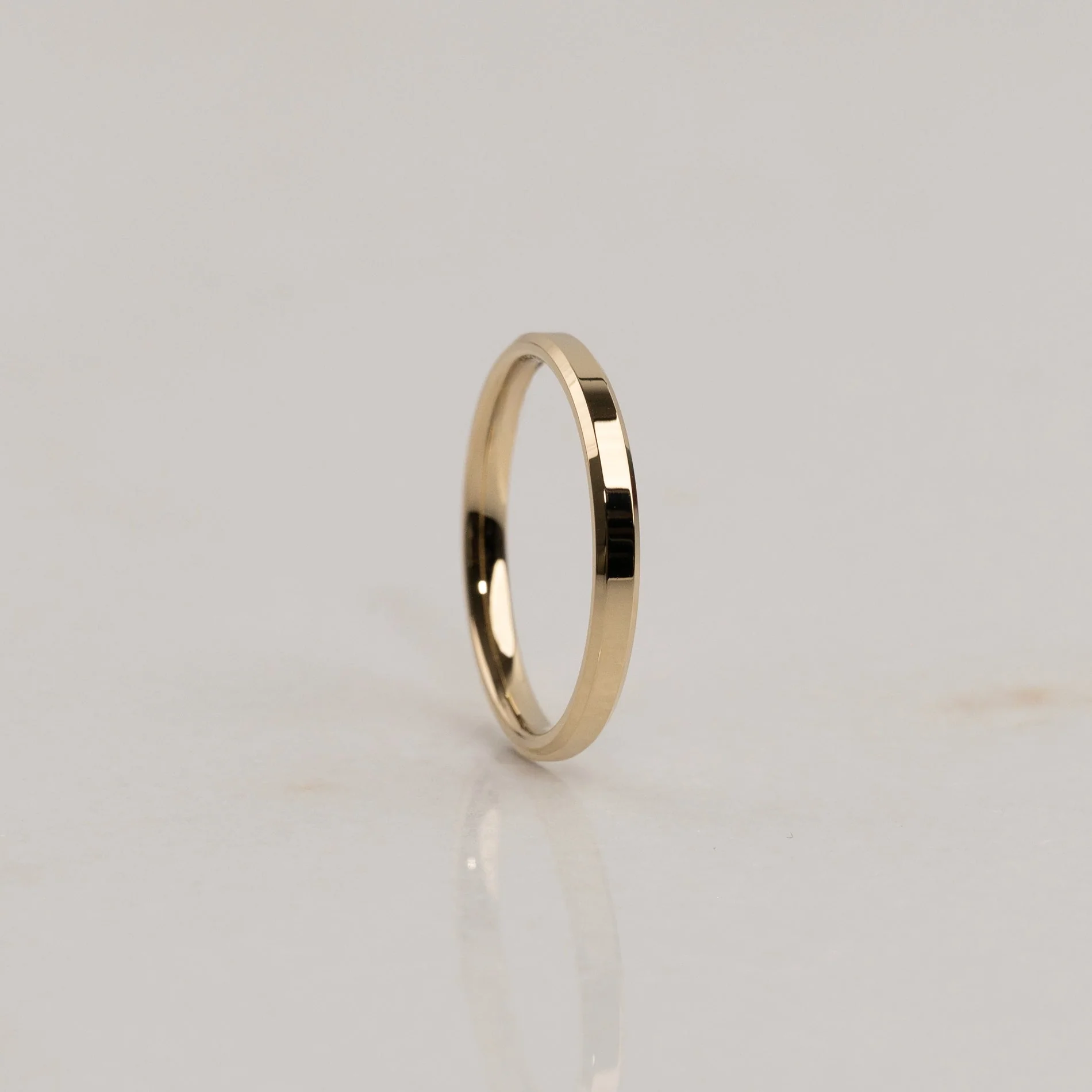 BEVELED FLAT COMFORT WEDDING BAND - YG - Image 4