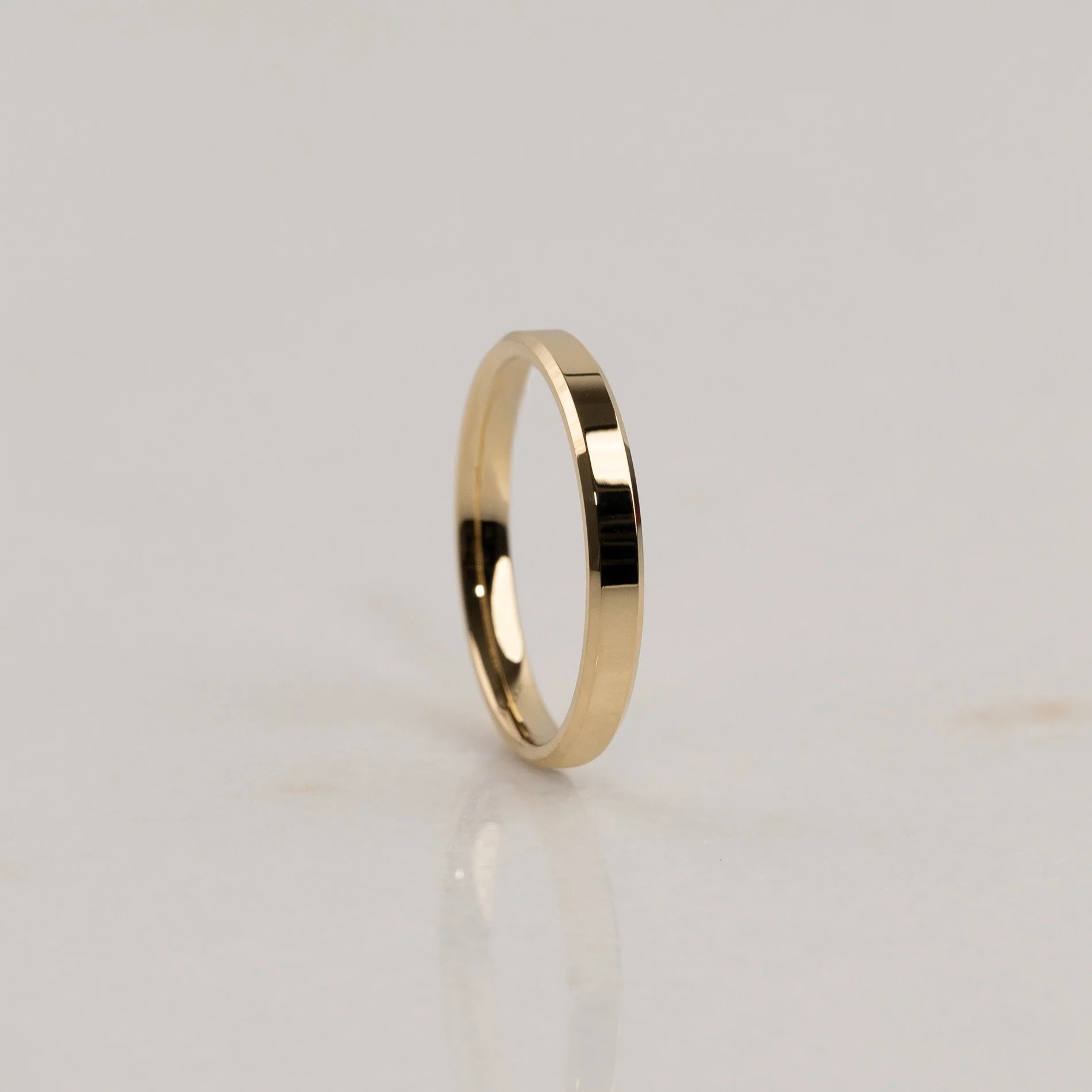 BEVELED FLAT COMFORT WEDDING BAND - YG - Image 5