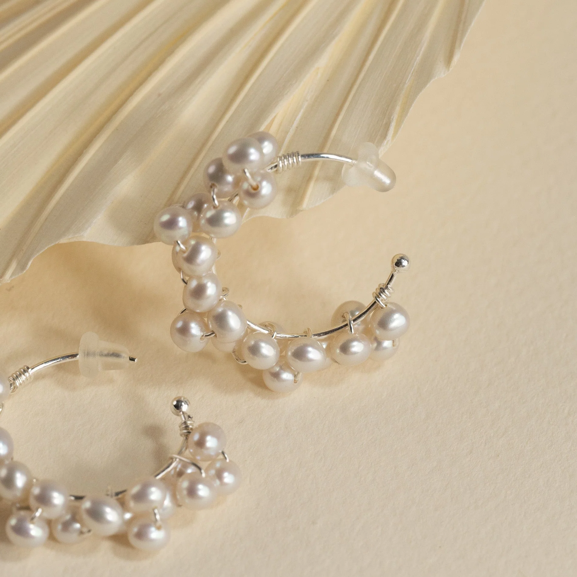 BIANCA PEARL SILVER CREOL EARRING - Image 3