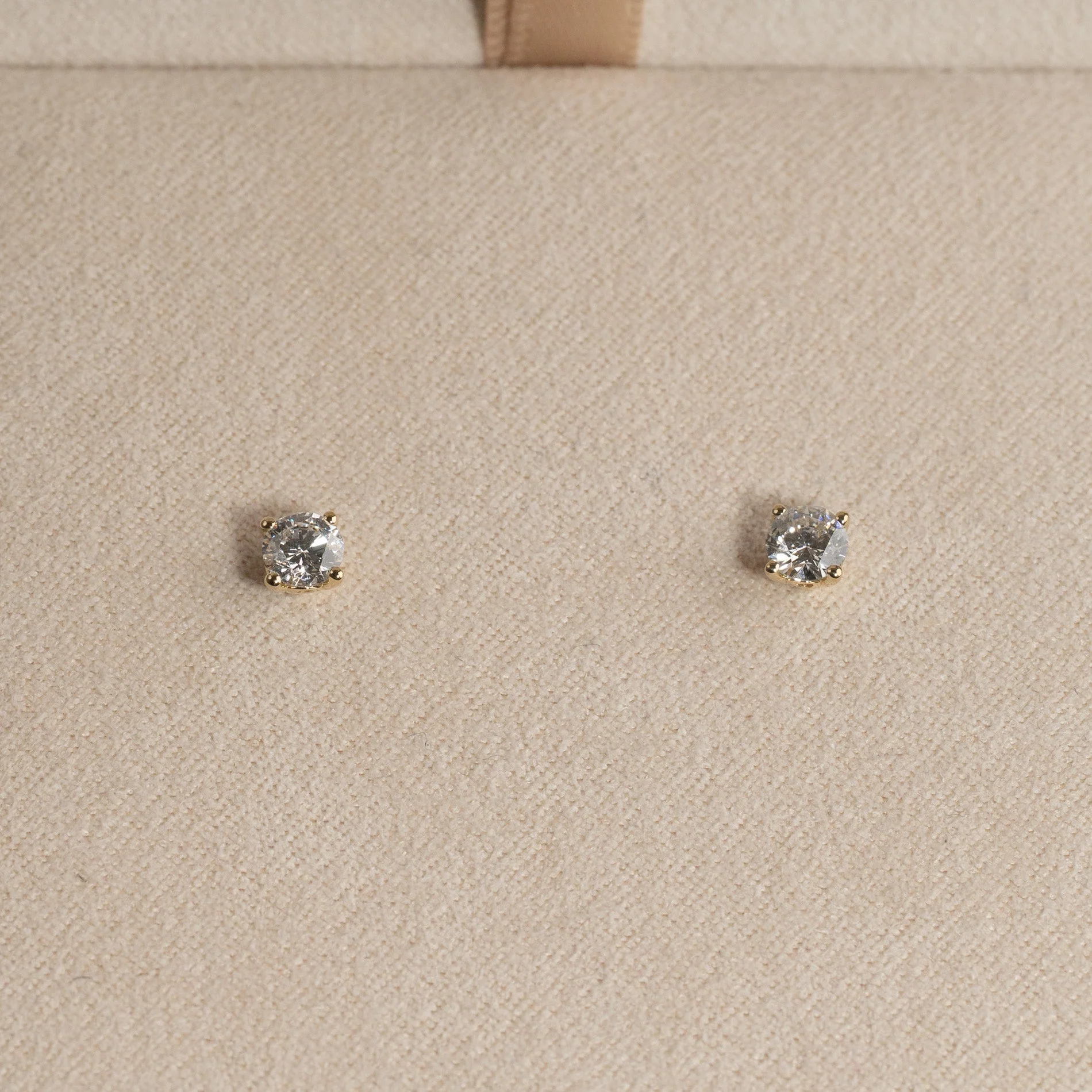 CLASSIC SOLITAIRE LAB-DIAMOND STUD EARRING - 0.5ct - YG - Image 5