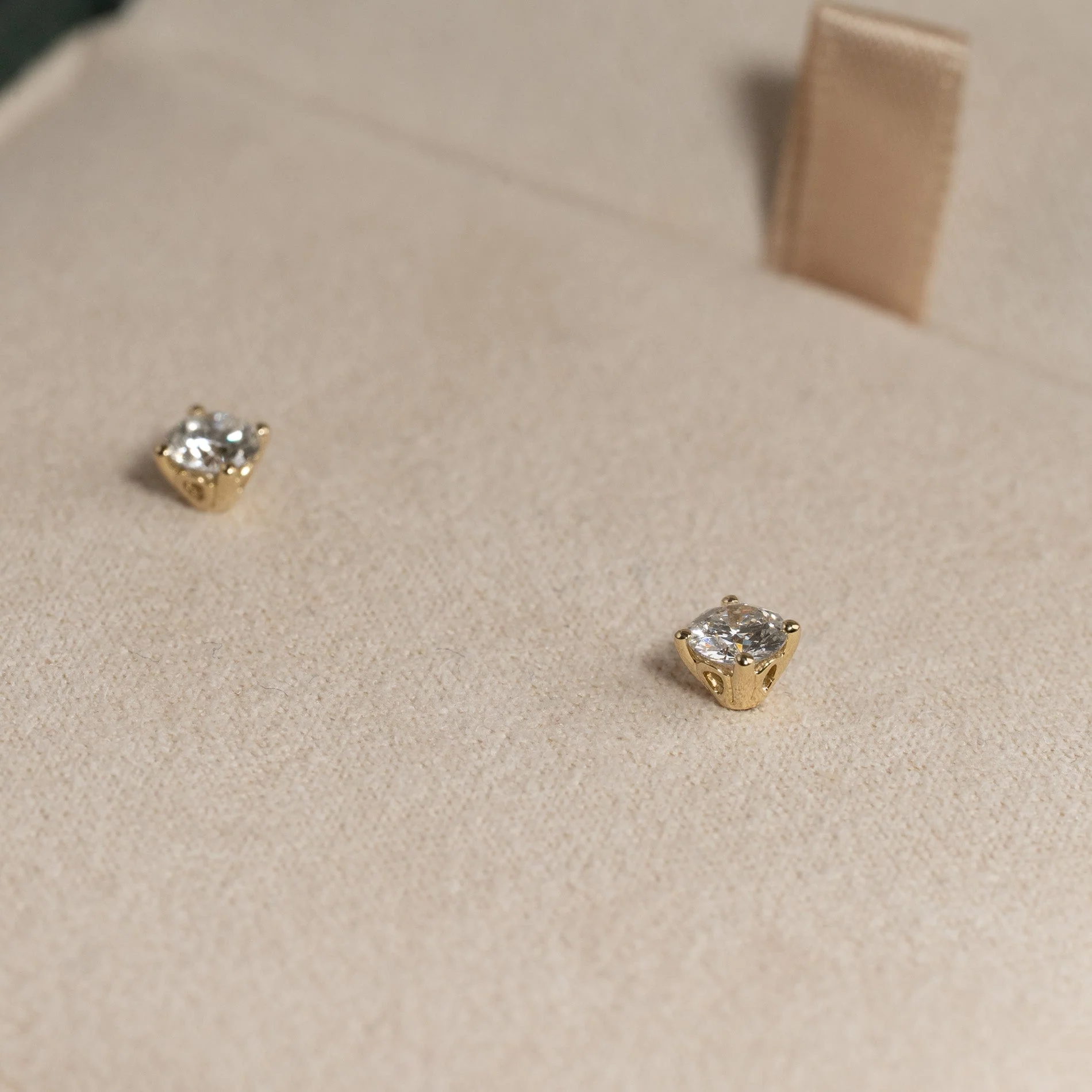 CLASSIC SOLITAIRE LAB-DIAMOND STUD EARRING - 0.5ct - YG - Image 7