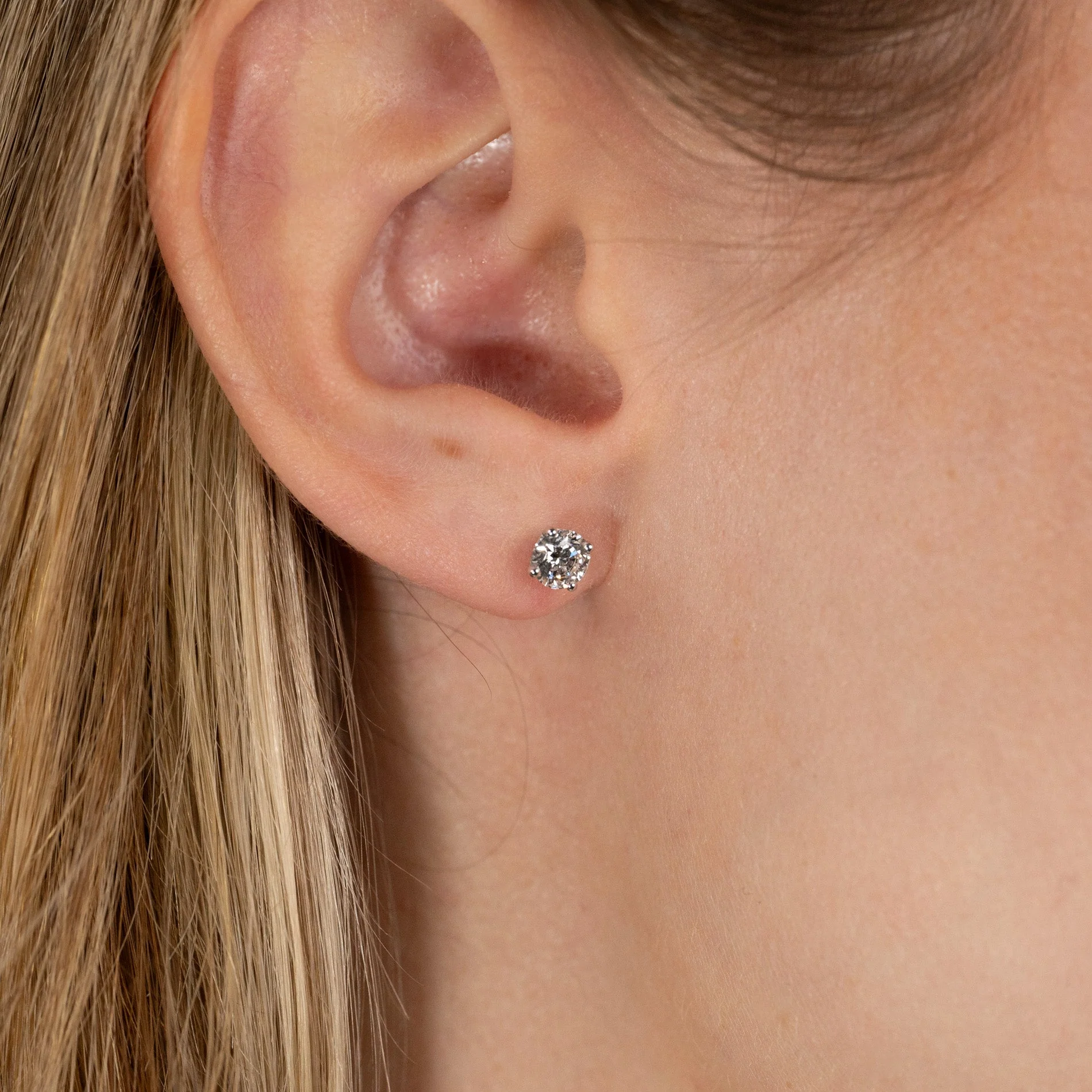 CLASSIC SOLITAIRE LAB-DIAMOND STUD EARRING - 0.8ct - WG - Image 2
