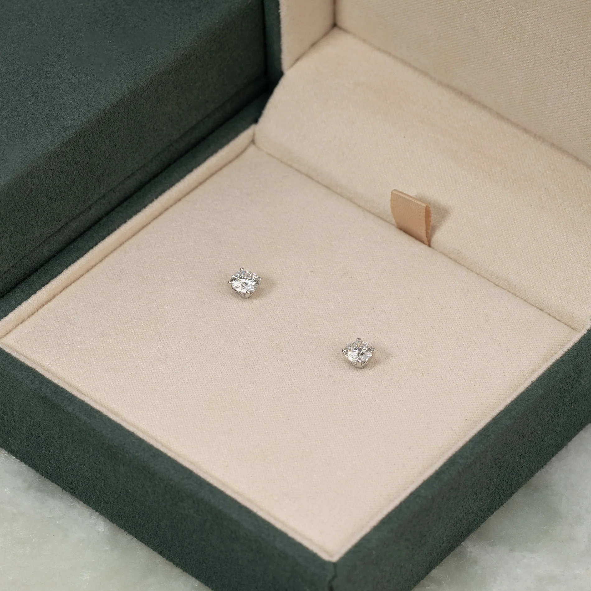 CLASSIC SOLITAIRE LAB-DIAMOND STUD EARRING - 0.8ct - WG - Image 5