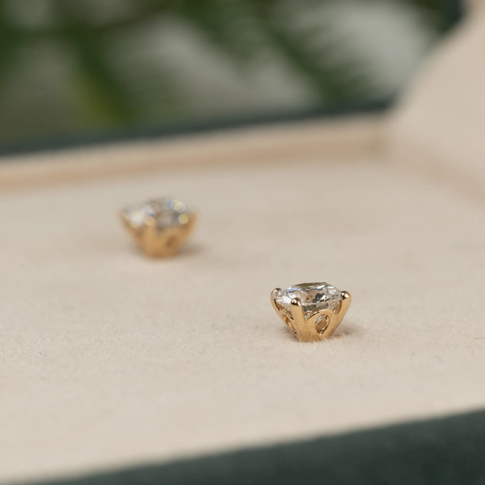 CLASSIC SOLITAIRE LAB-DIAMOND STUD EARRING - 0.8ct - YG - Image 5