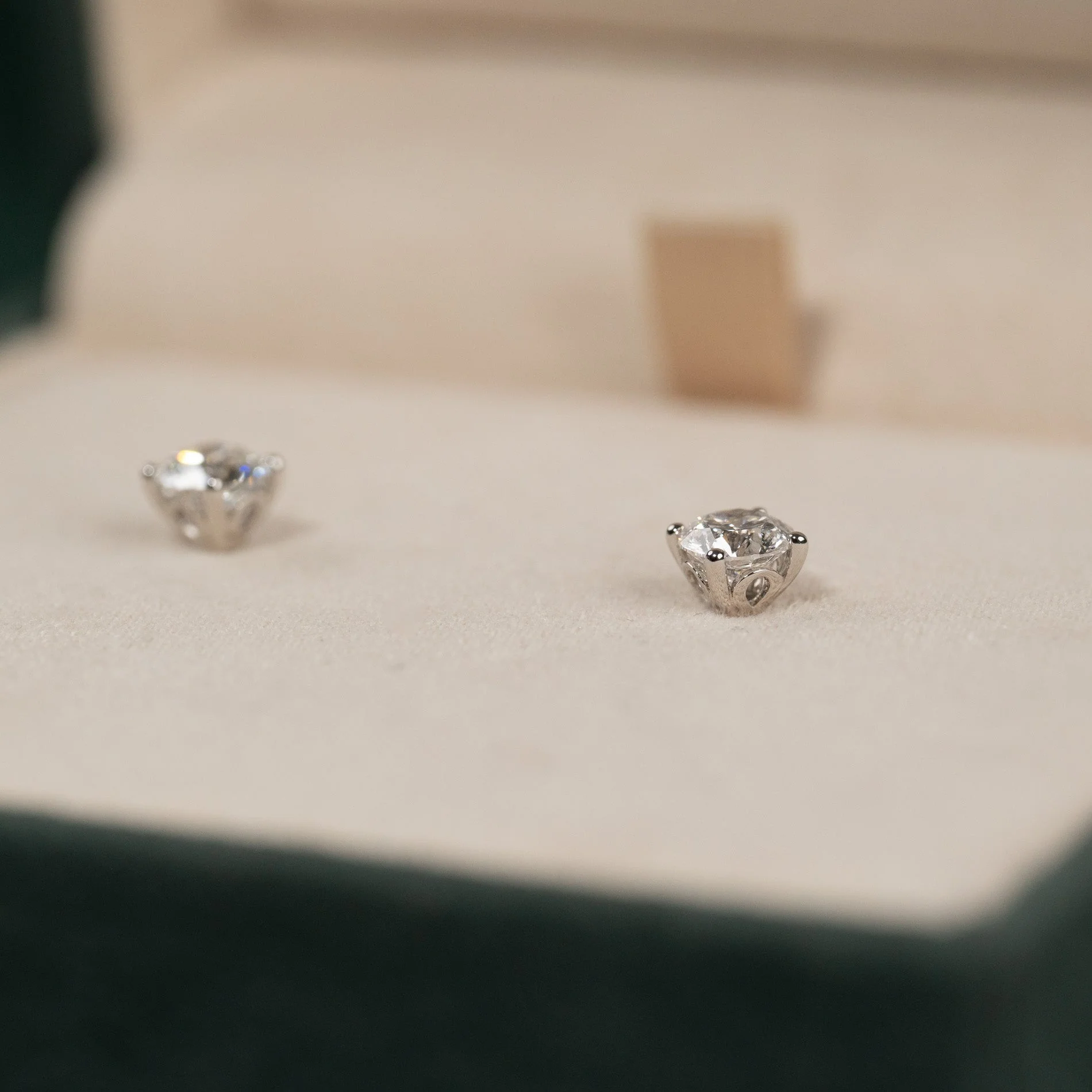 CLASSIC SOLITAIRE LAB-DIAMOND STUD EARRING - 1.0ct - WG - Image 6