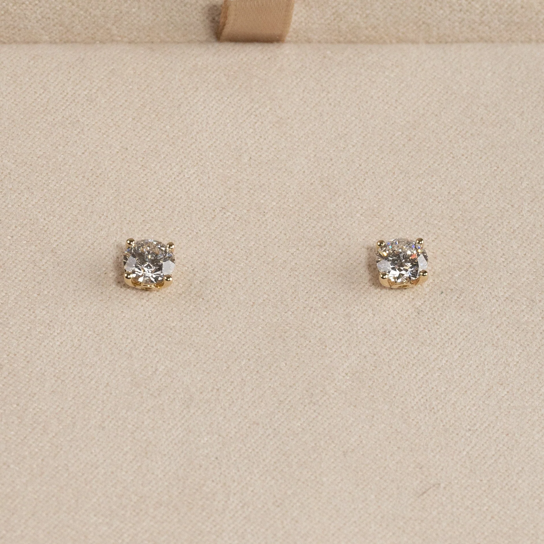 CLASSIC SOLITAIRE LAB-DIAMOND STUD EARRING - 1.0ct - YG - Image 3