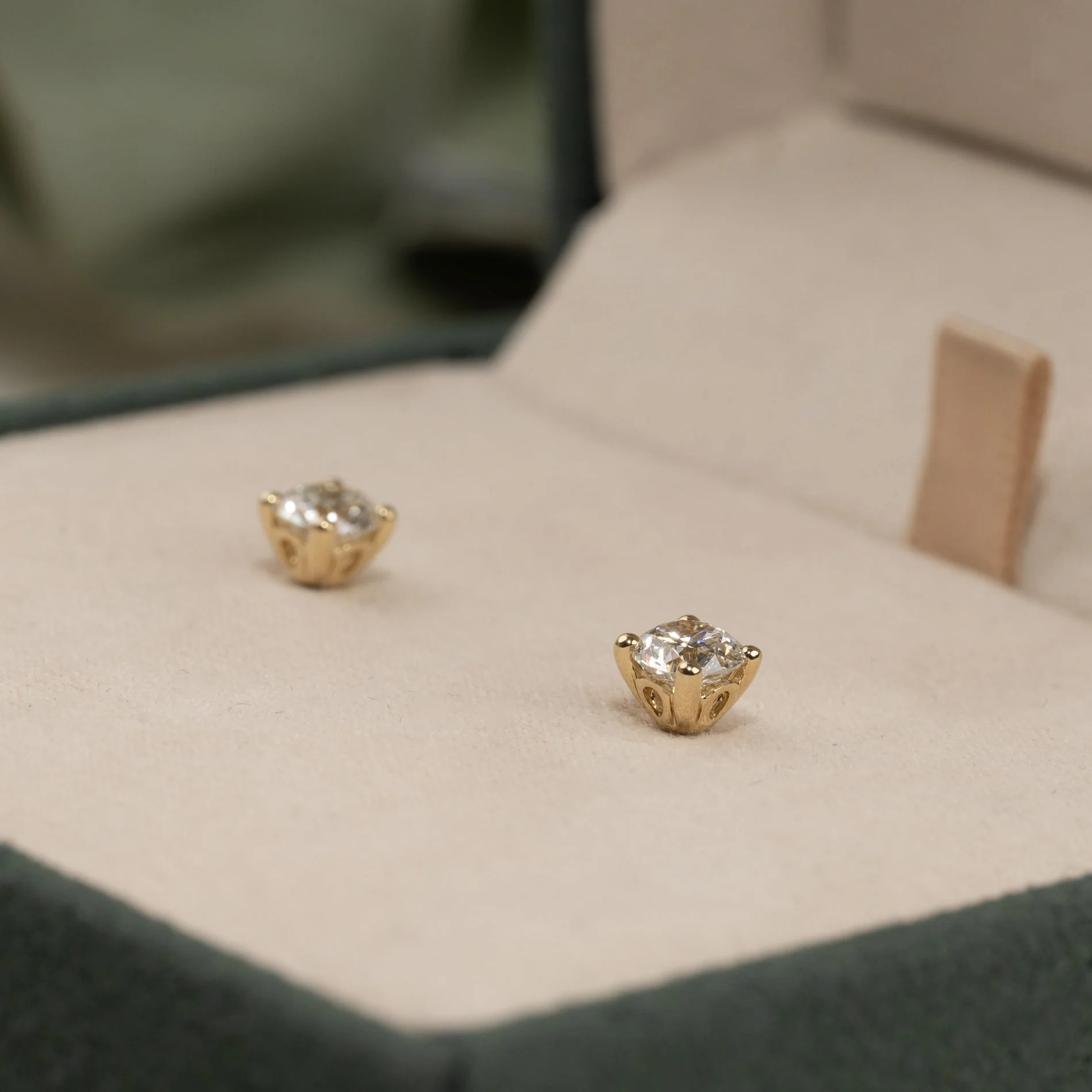 CLASSIC SOLITAIRE LAB-DIAMOND STUD EARRING - 1.0ct - YG - Image 5