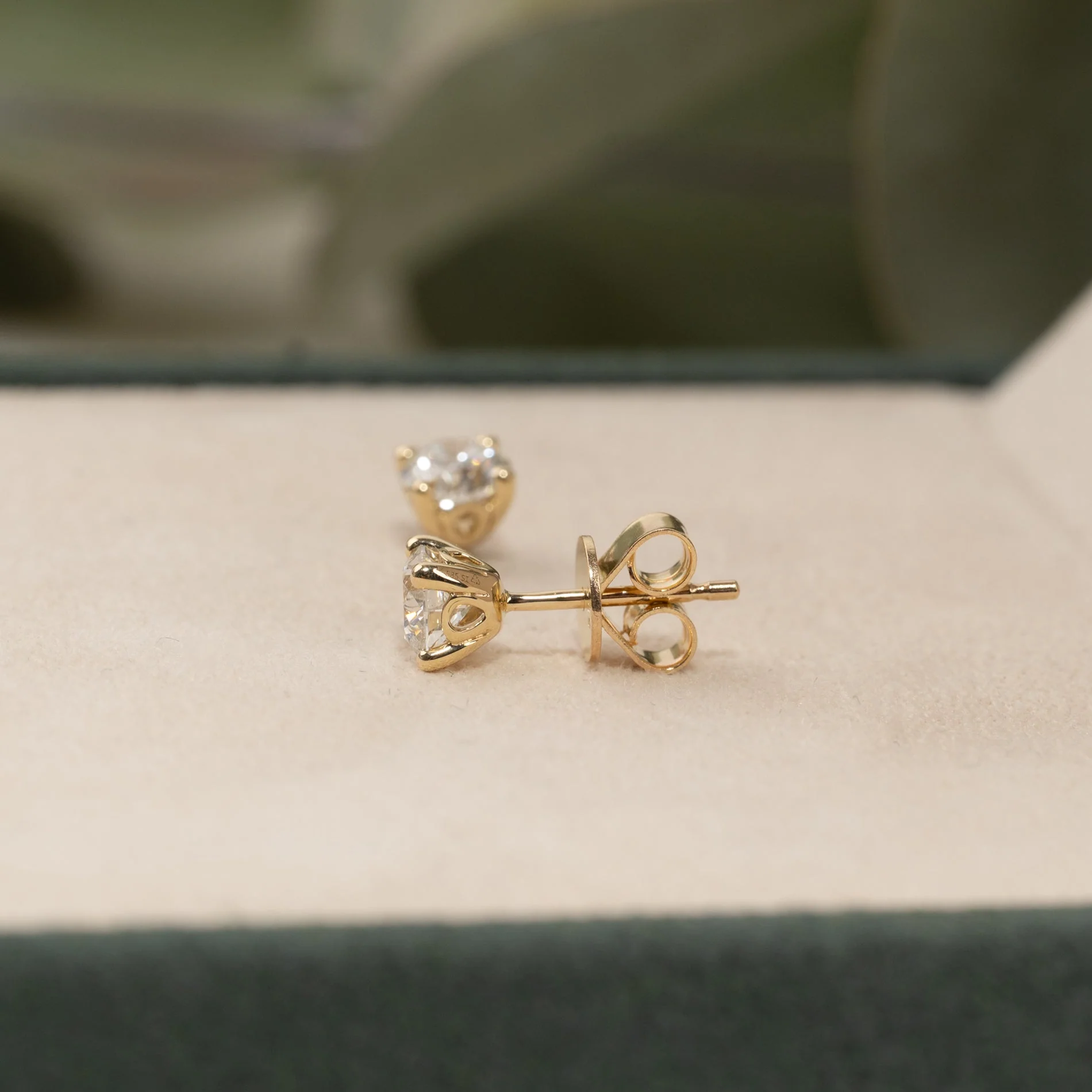 CLASSIC SOLITAIRE LAB-DIAMOND STUD EARRING - 1.0ct - YG - Image 6