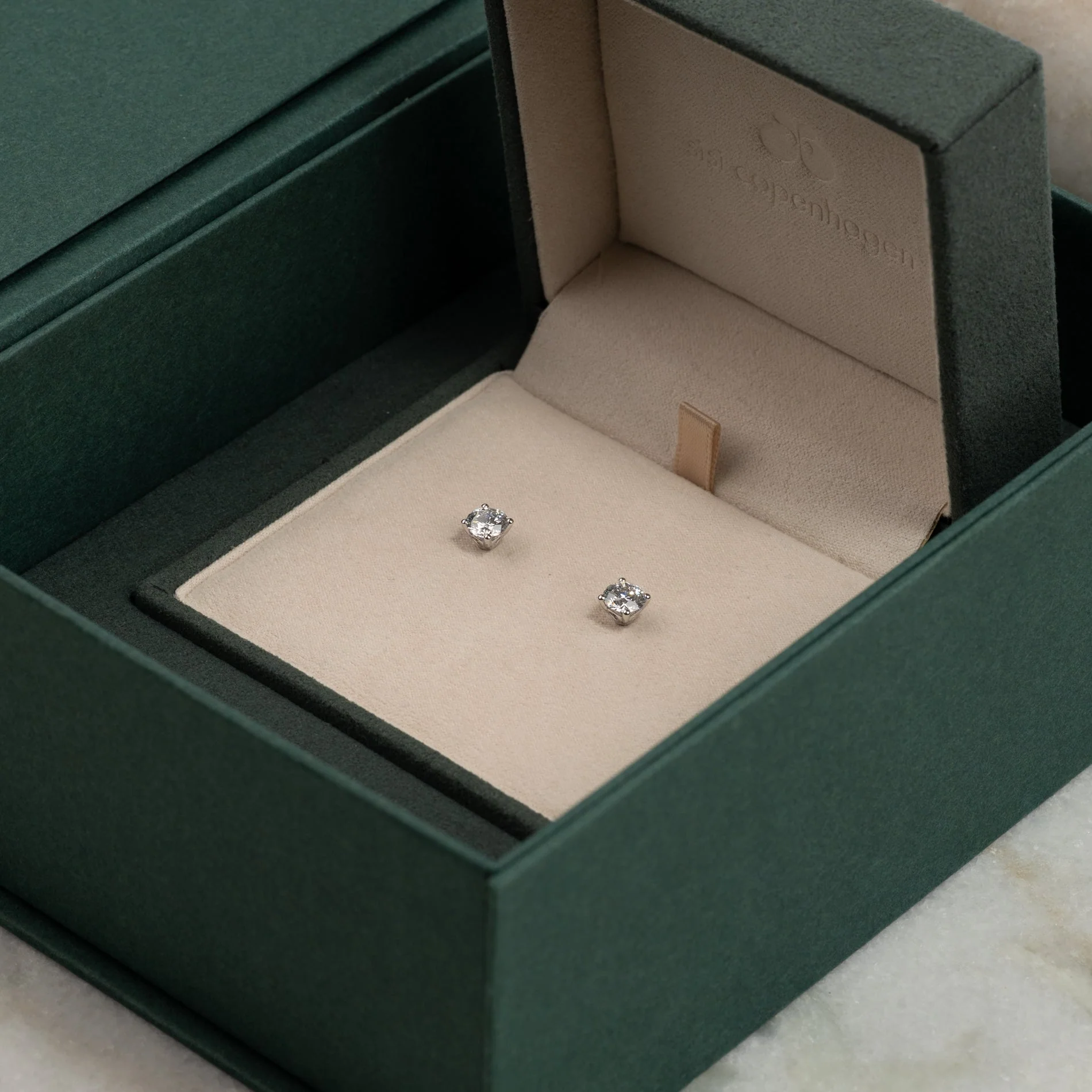 CLASSIC SOLITAIRE LAB-DIAMOND STUD EARRING - 1.5ct - WG - Image 10