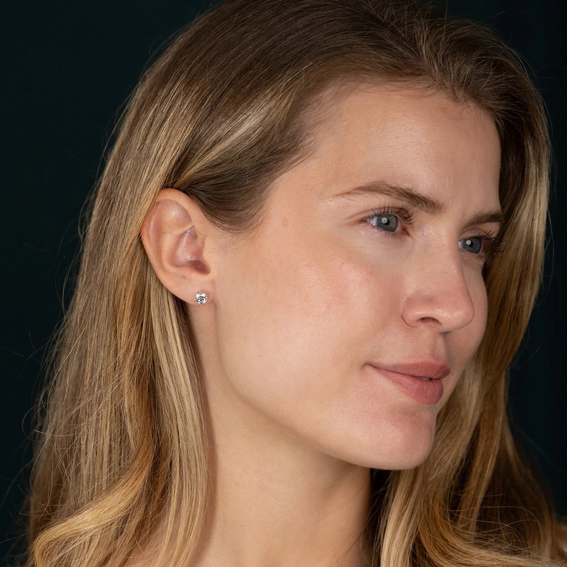 CLASSIC SOLITAIRE LAB-DIAMOND STUD EARRING - 1.5ct - WG - Image 4