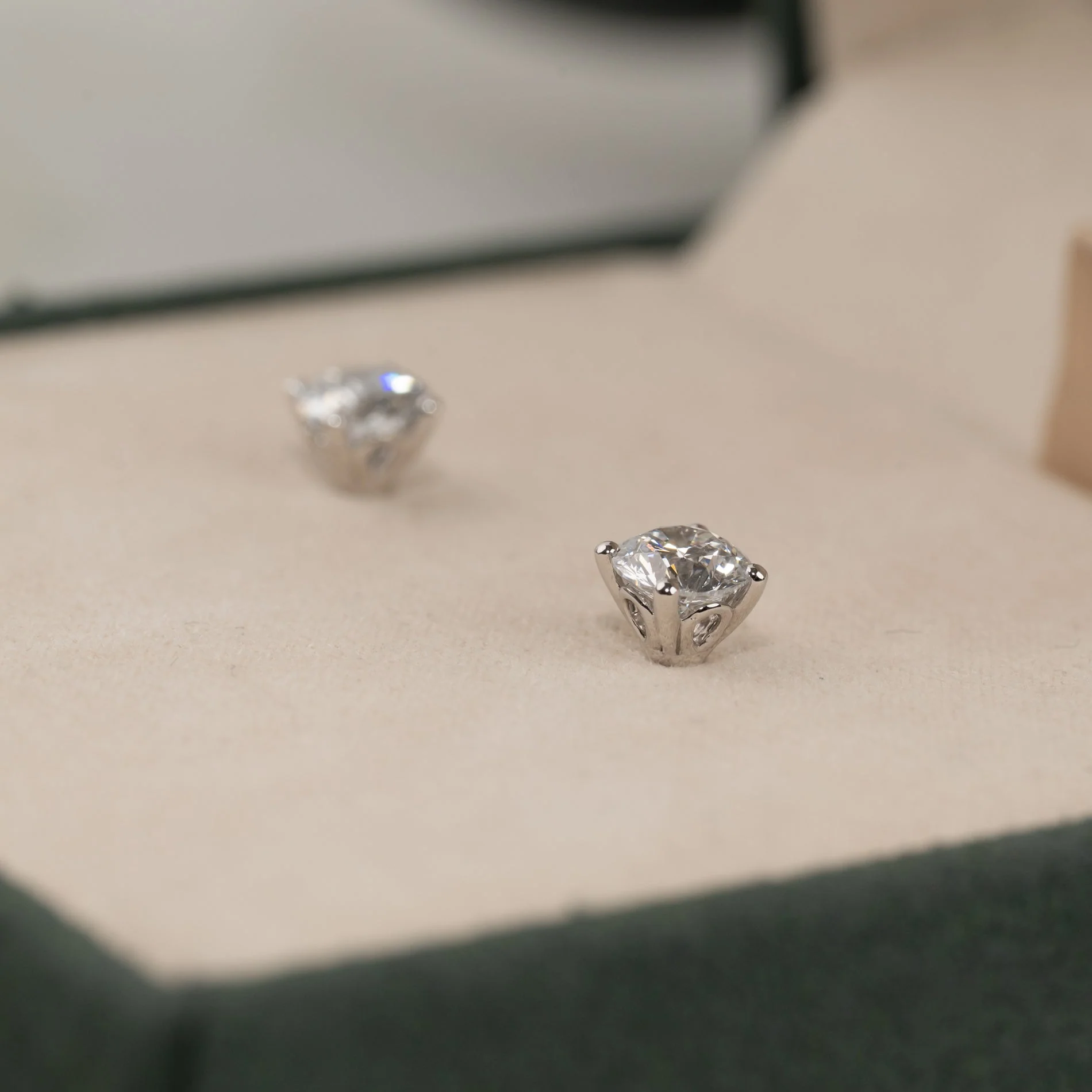 CLASSIC SOLITAIRE LAB-DIAMOND STUD EARRING - 1.5ct - WG - Image 5