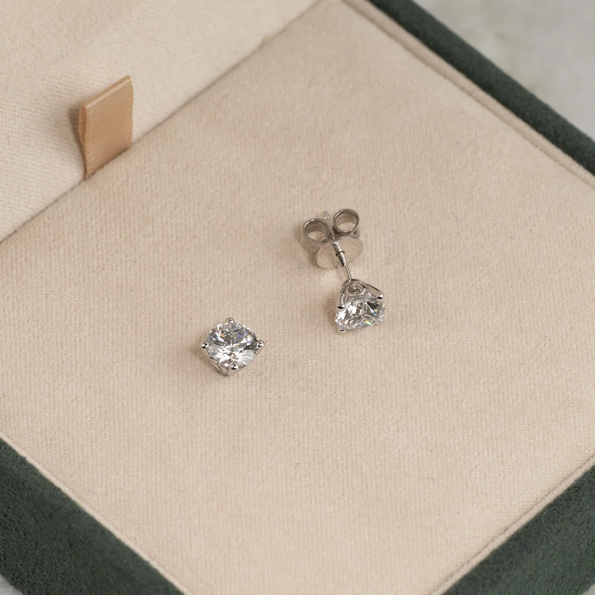 CLASSIC SOLITAIRE LAB-DIAMOND STUD EARRING - 1.5ct - WG - Image 7
