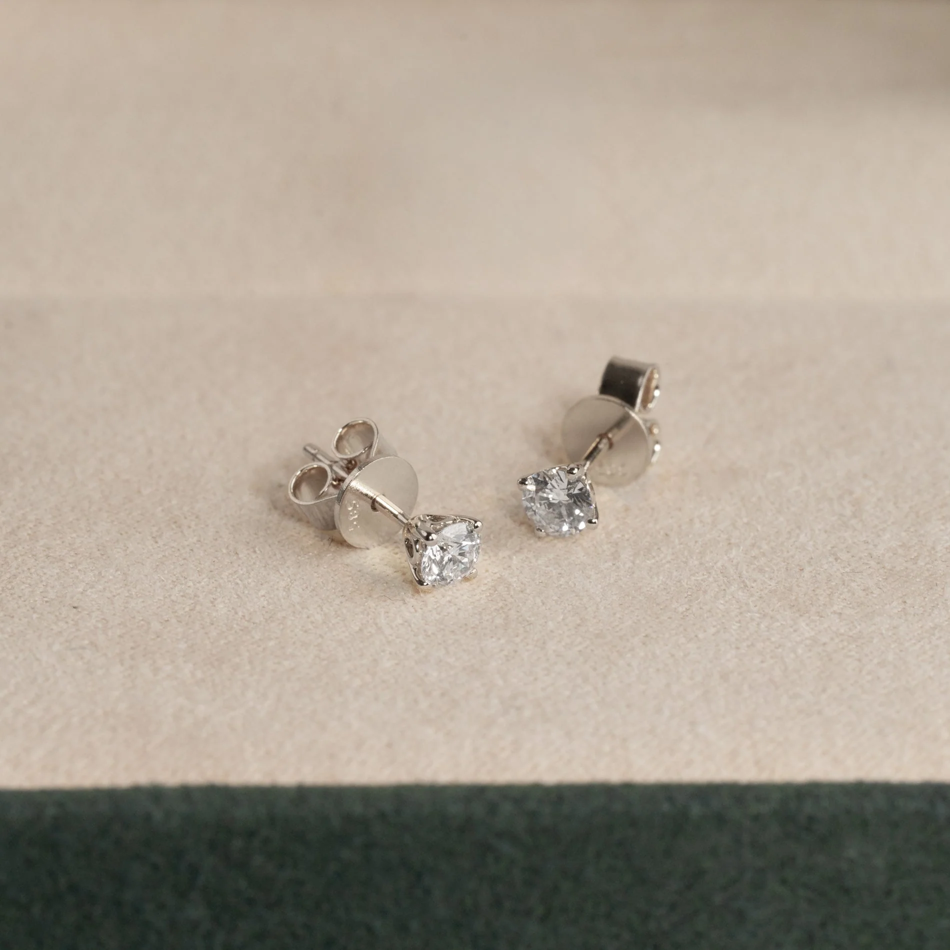 CLASSIC SOLITAIRE DIAMOND STUD EARRING