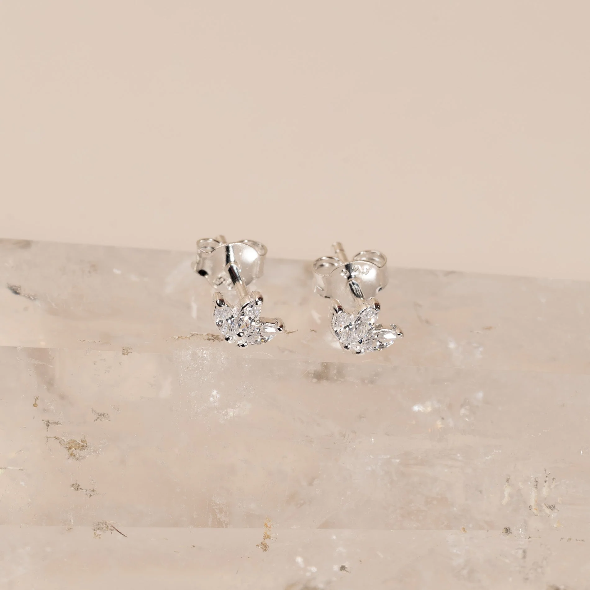 DAHLIA CRYSTAL SILVER EARRING