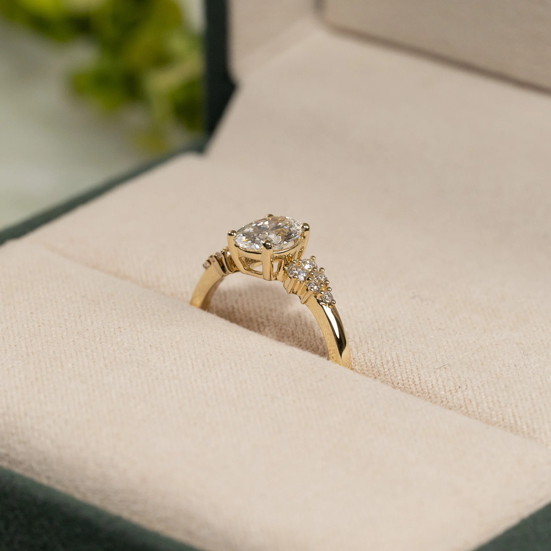 DELICATE CLUSTER OVAL-CUT LAB-DIAMOND RING - 1.25ct - YG - Image 4