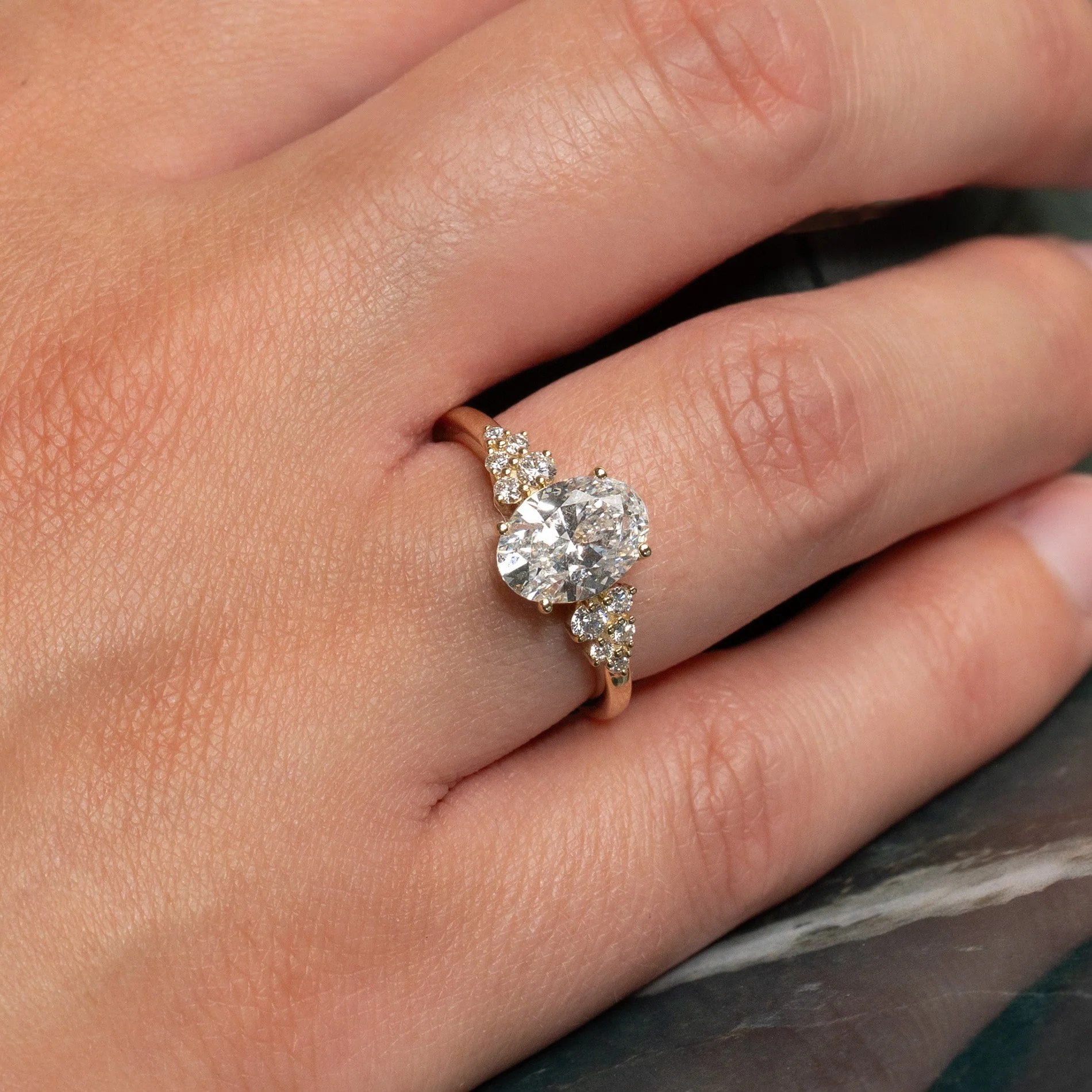 DELICATE CLUSTER OVAL-CUT LAB-DIAMOND RING - 1.85ct - YG - Image 6