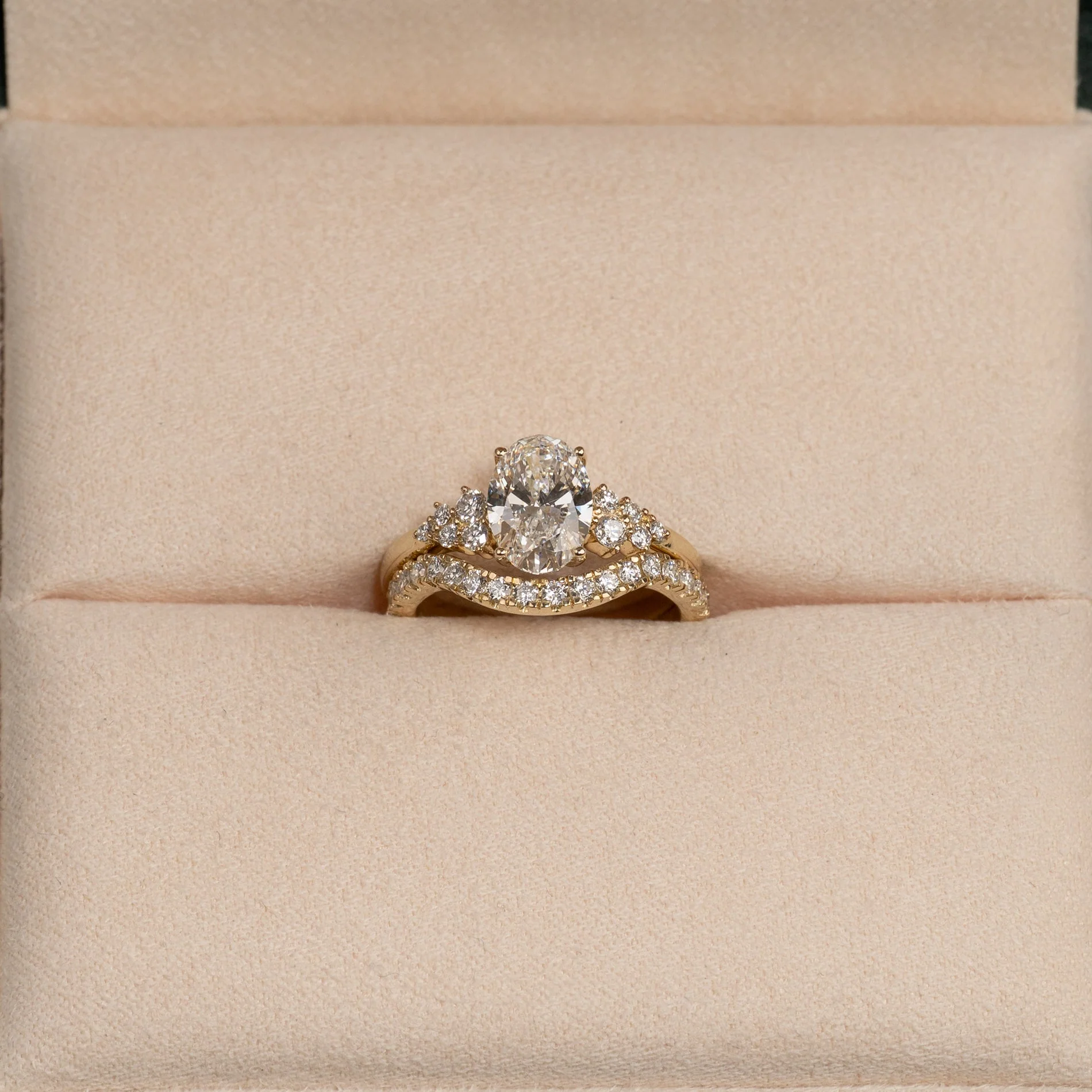 DELICATE CLUSTER OVAL-CUT LAB-DIAMOND RING - 1.85ct - YG - Image 8