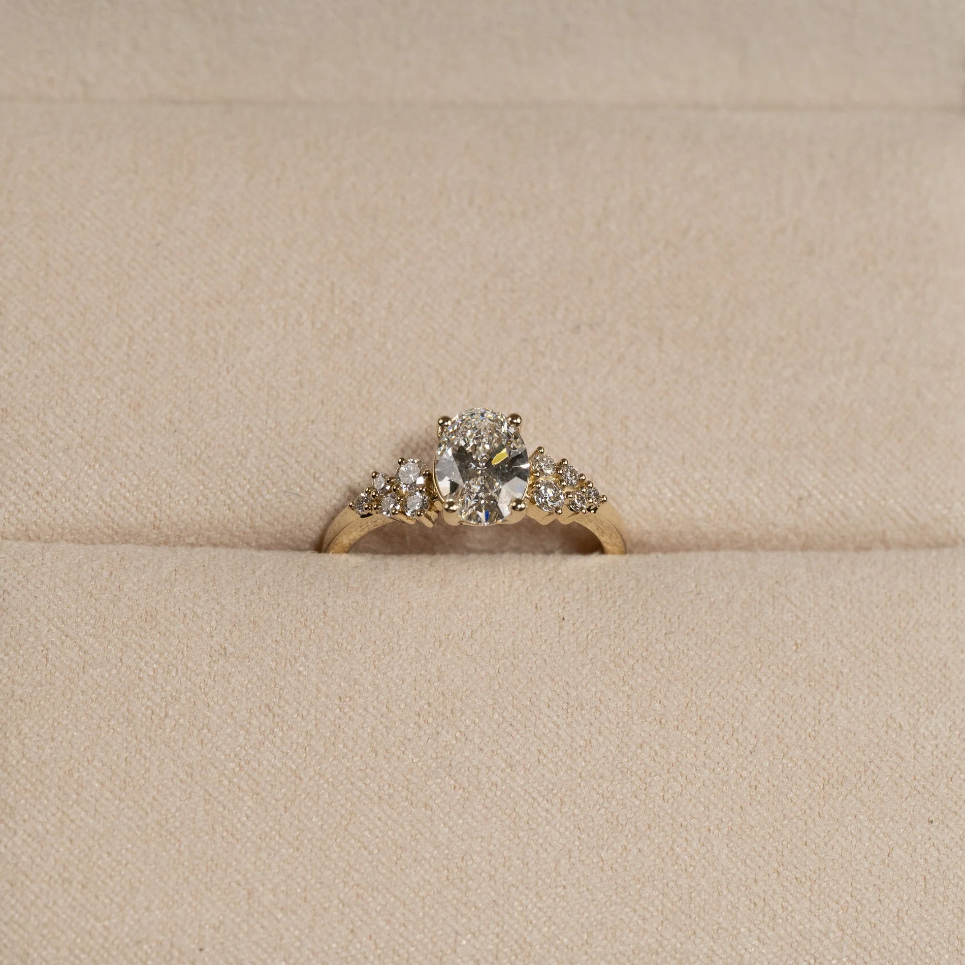DELICATE CLUSTER OVAL-CUT DIAMOND RING - Image 11