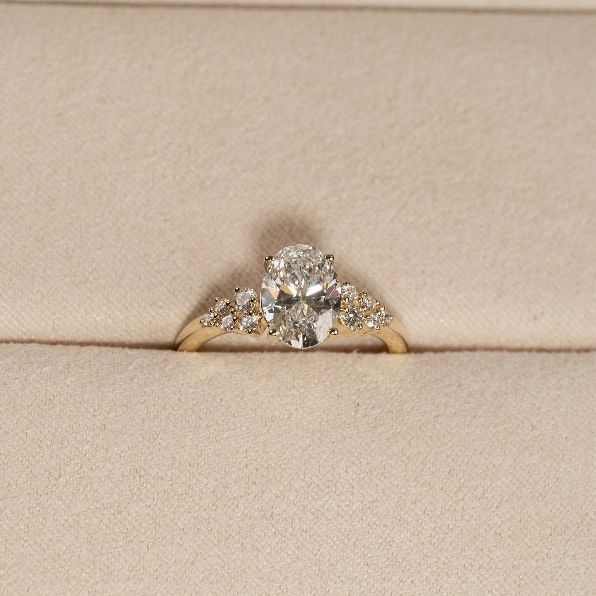 DELICATE CLUSTER OVAL-CUT DIAMOND RING - Image 13