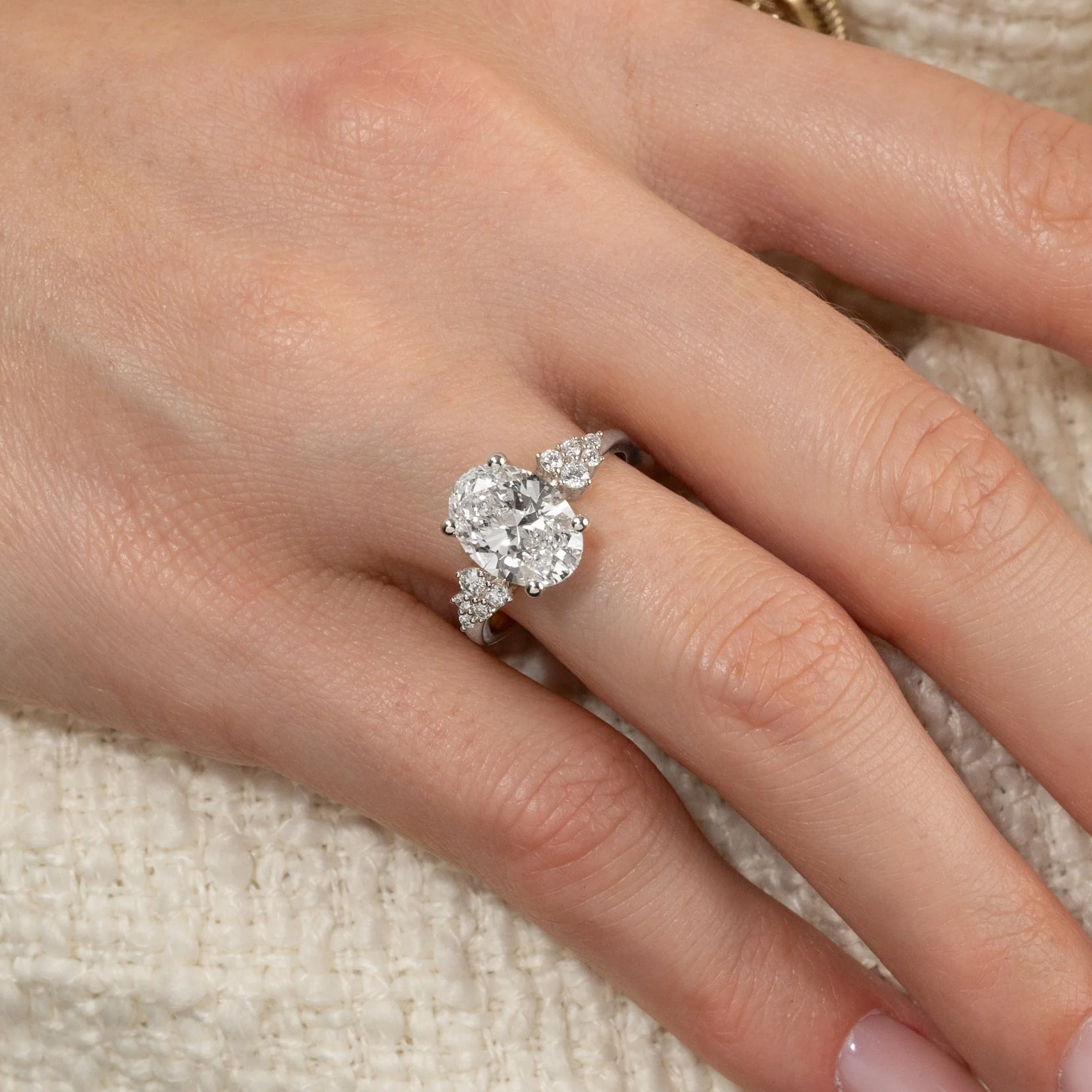 DELICATE CLUSTER OVAL-CUT LAB-DIAMOND RING - 3.25ct - WG - Image 2
