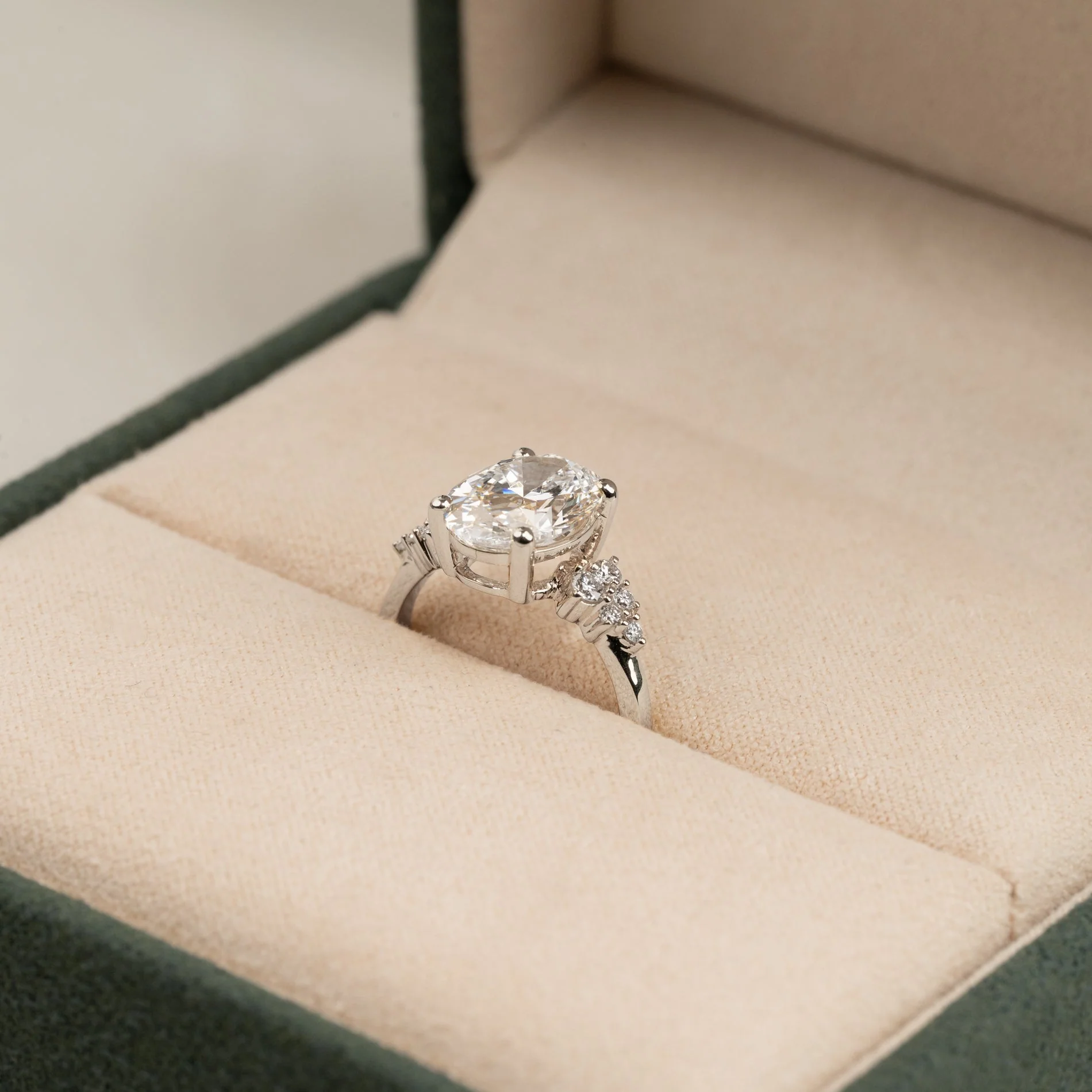DELICATE CLUSTER OVAL-CUT LAB-DIAMOND RING - 3.25ct - WG - Image 3