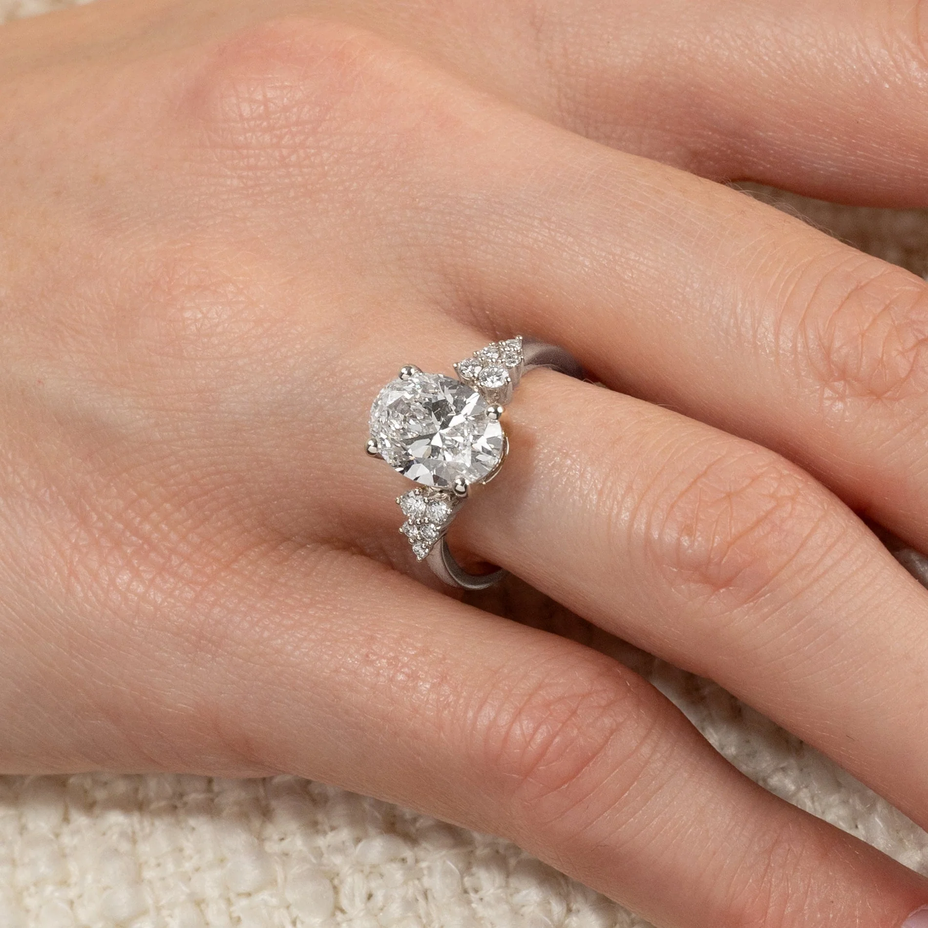DELICATE CLUSTER OVAL-CUT LAB-DIAMOND RING - 3.25ct - WG - Image 4