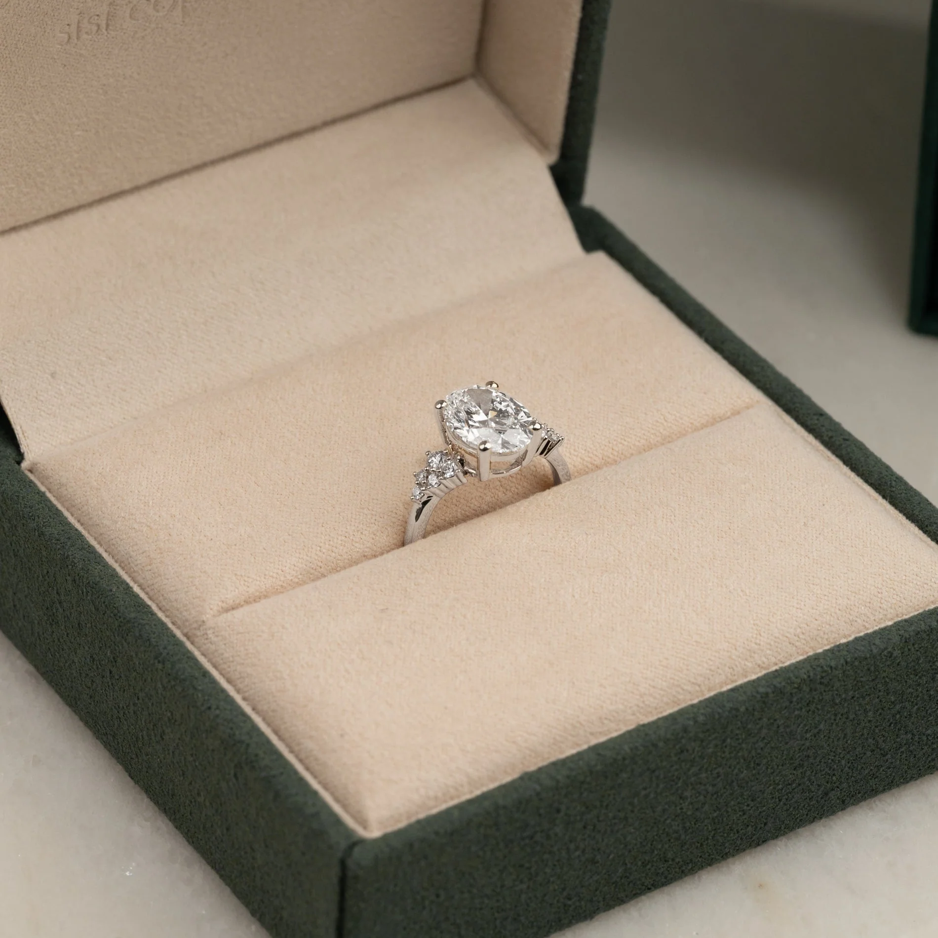 DELICATE CLUSTER OVAL-CUT LAB-DIAMOND RING - 3.25ct - WG - Image 5