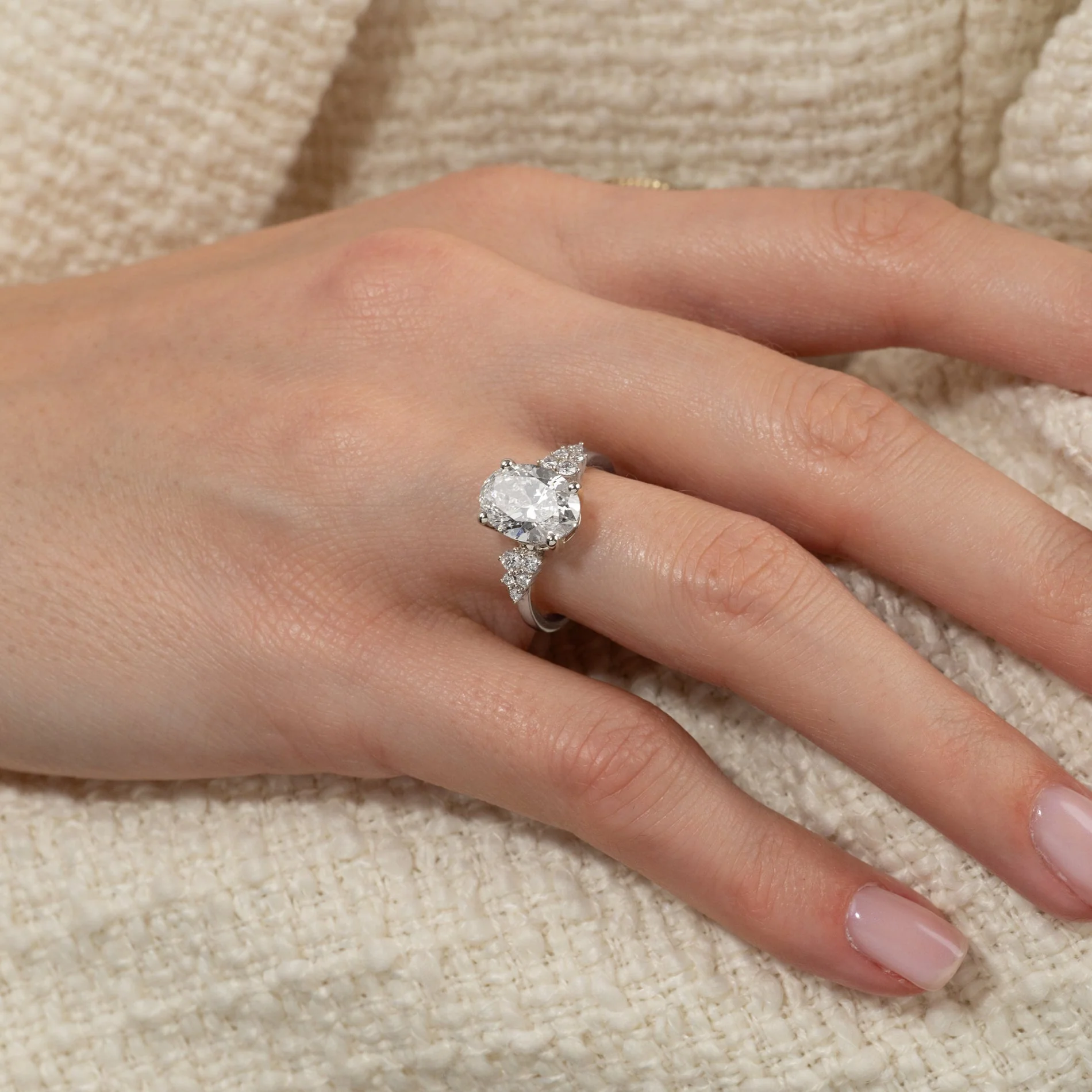 DELICATE CLUSTER OVAL-CUT LAB-DIAMOND RING - 3.25ct - WG - Image 6